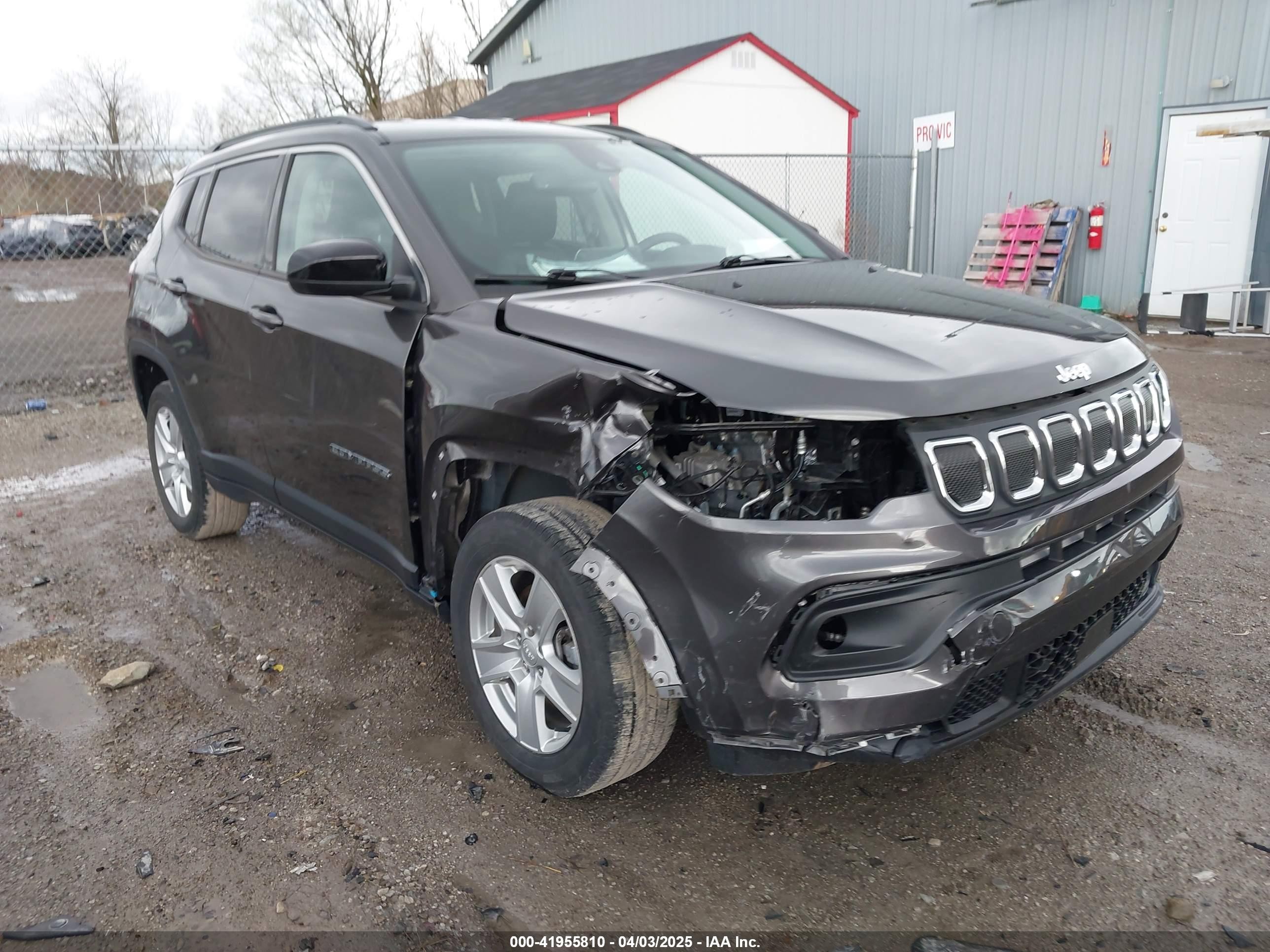 2022 Jeep Compass Latitude, VIN 3C4NJDBB1NT175392 — Front end