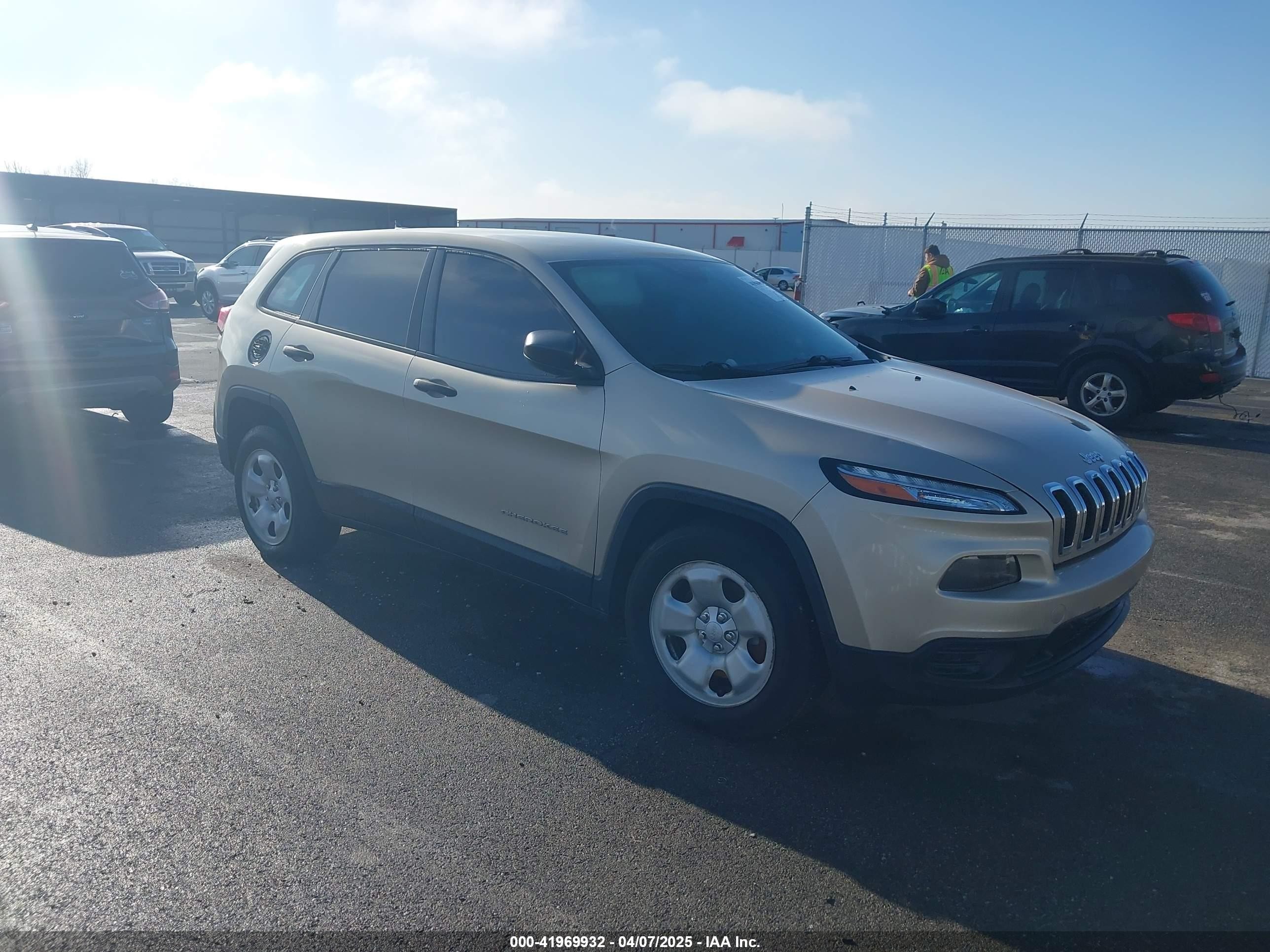 2015 Jeep Cherokee Sport, VIN 1C4PJLABXFW561115 — Бок