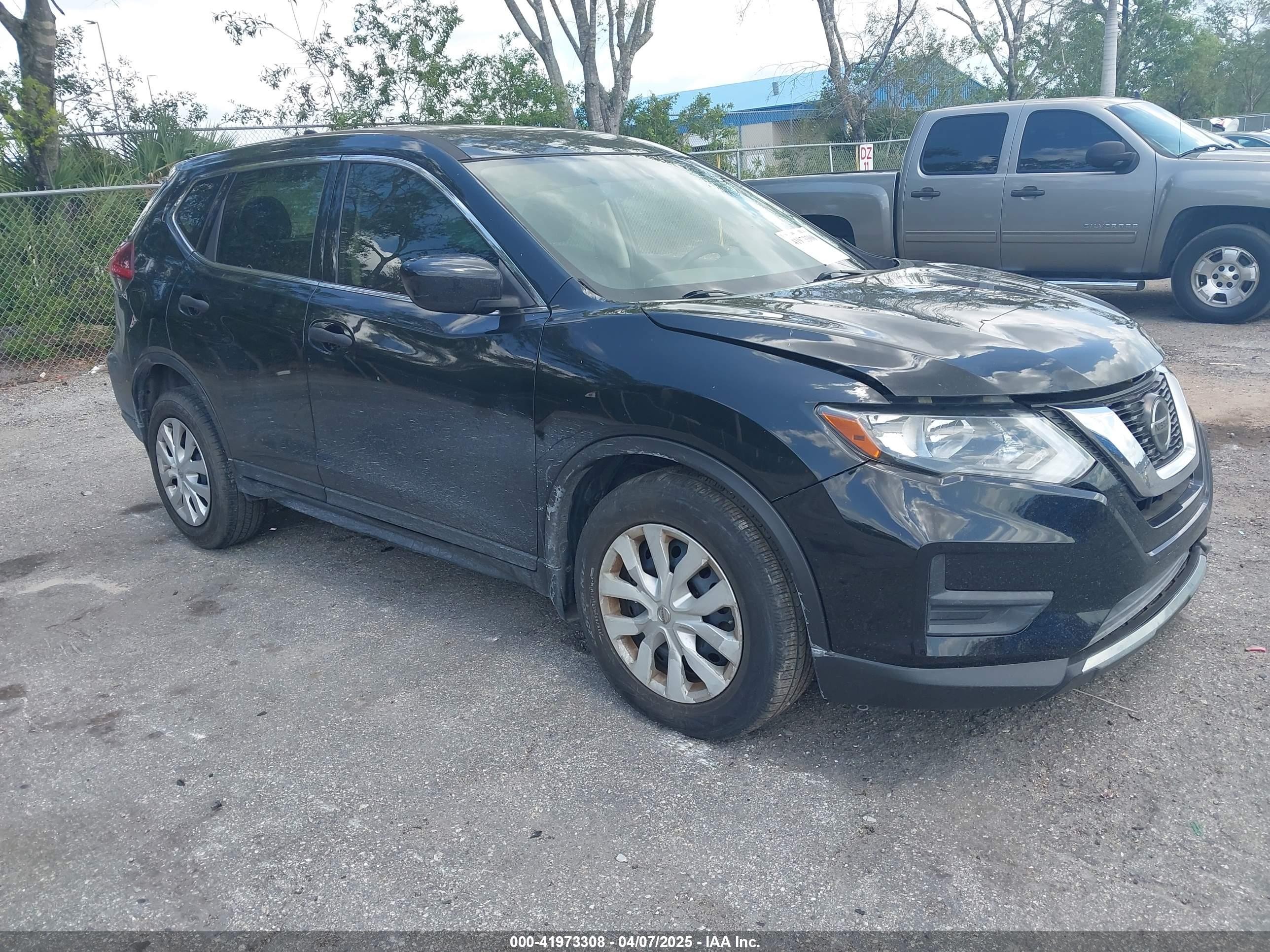 2018 Nissan Rogue SV, VIN 5N1AT2MT5JC748010 — Front end