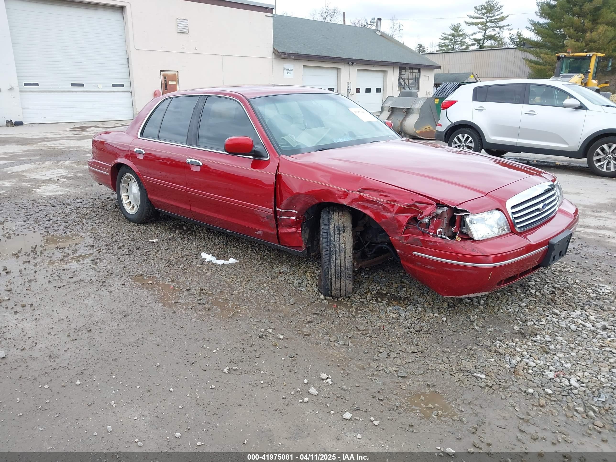 1999 Ford Crown Victoria LX, VIN 2FAFP74W9XX154222 — Front end