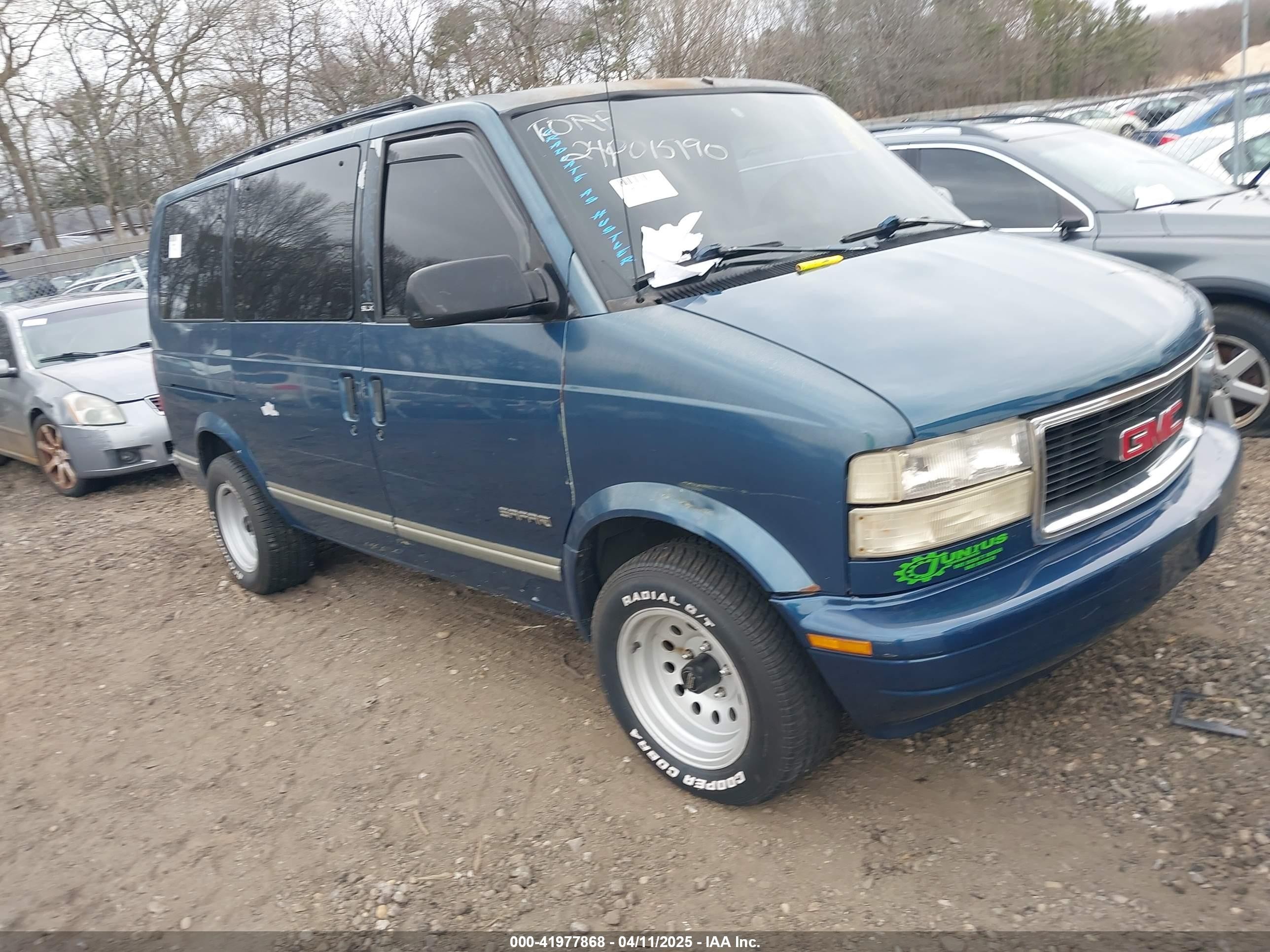 1998 GMC Safari, VIN 1GKDM19W2WB504540 — Side
