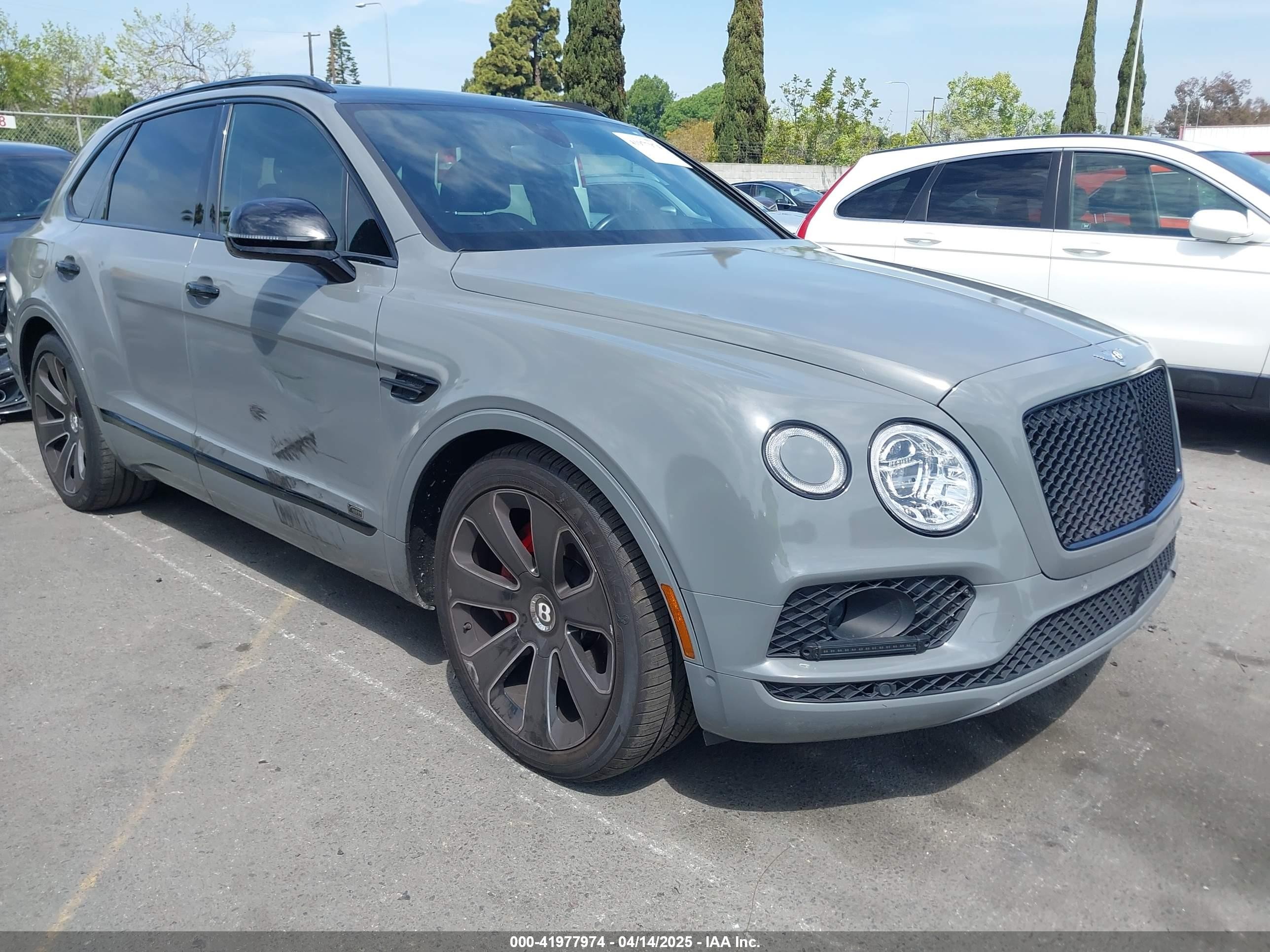 2020 Bentley Bentayga V8, VIN SJAAM2ZVXLC029237 — Бок