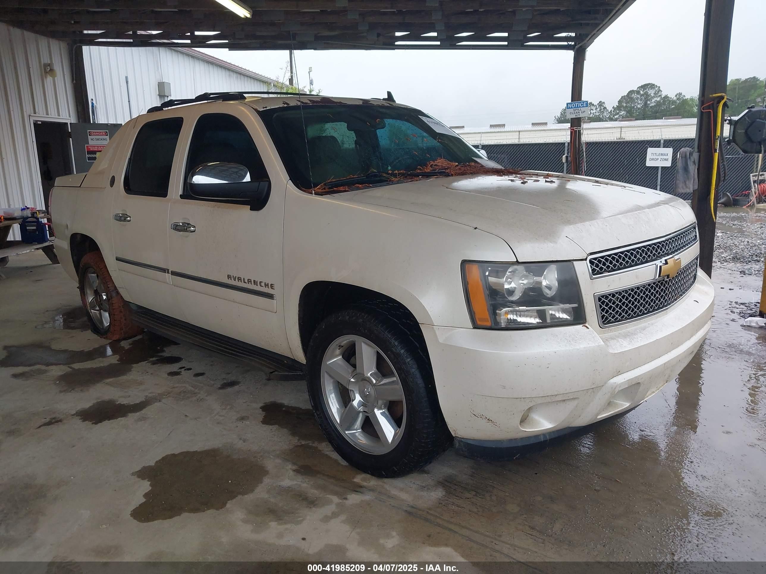 2013 Chevrolet Avalanche LTZ, VIN 3GNMCGE03DG296330 — Rear end