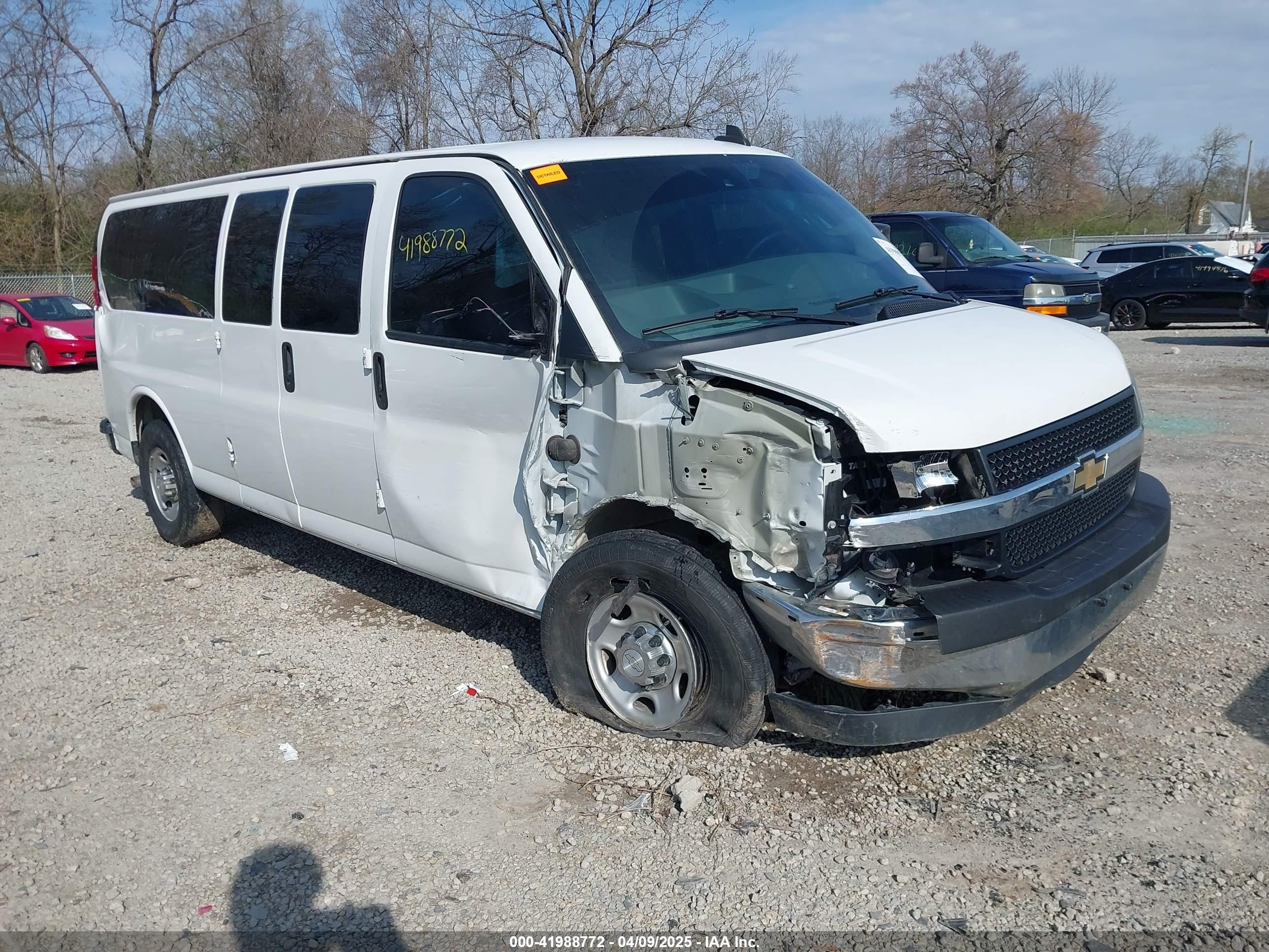 2020 Chevrolet Express Passenger LT, VIN 1GAZGPFG8L1152065 — Side