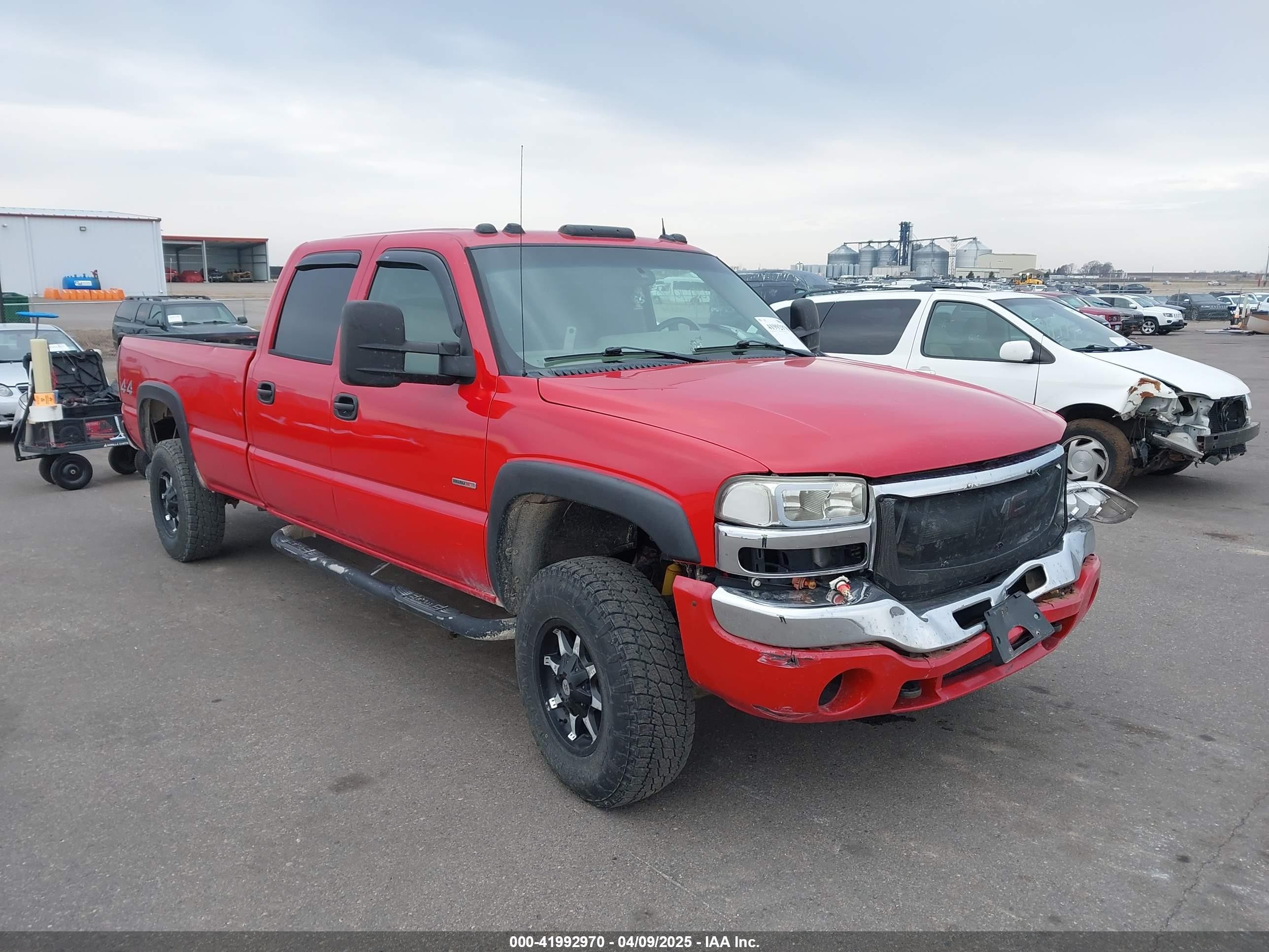 2005 GMC Sierra 3500 DRW SL, VIN 1GTHK33255F812166 — Front end
