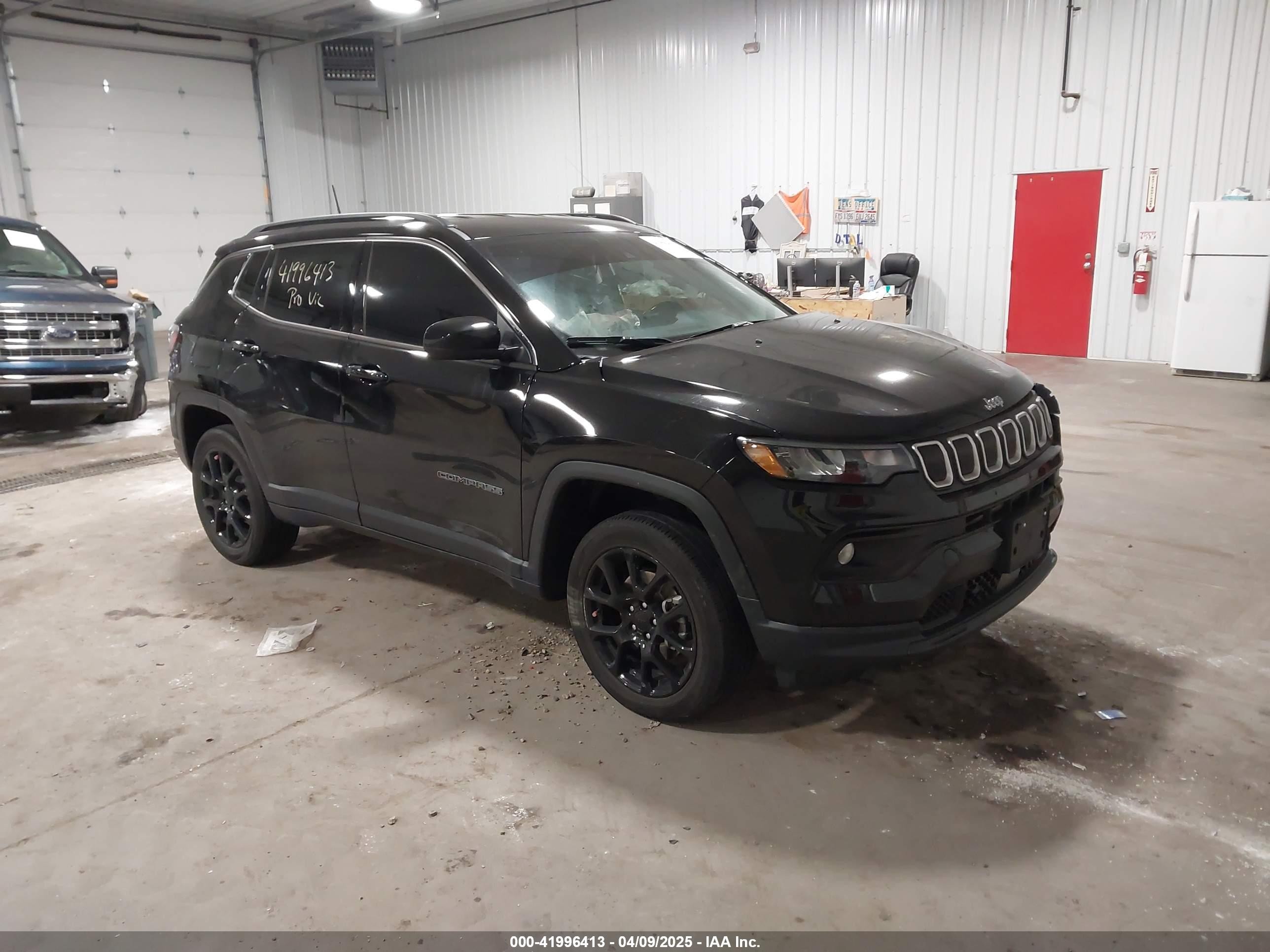 2022 Jeep Compass Latitude Lux, VIN 3C4NJDFB7NT128068 — Front end