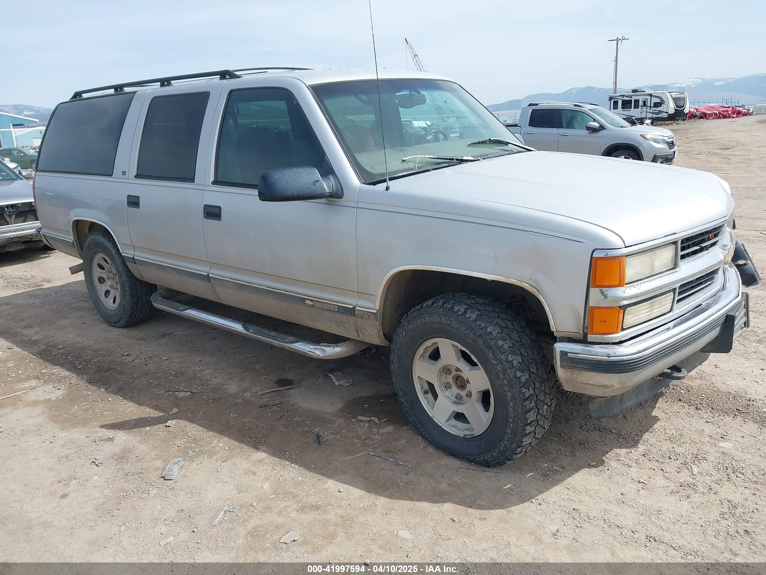 1997 Chevrolet Suburban, VIN 1GNFK16R3VJ330935 — Front end