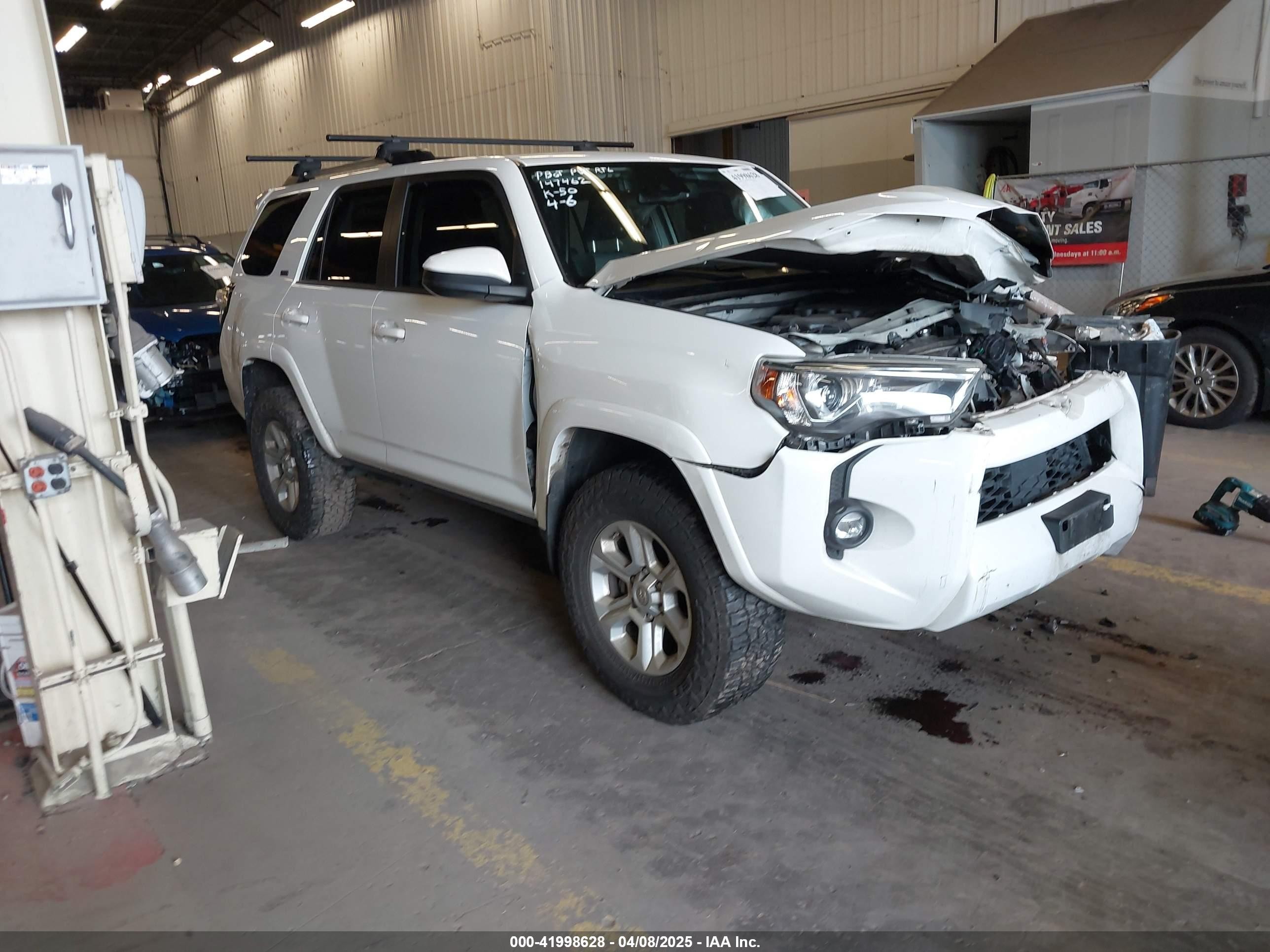 2021 Toyota 4Runner SR5, VIN JTEMU5JR0M5902037 — Front end