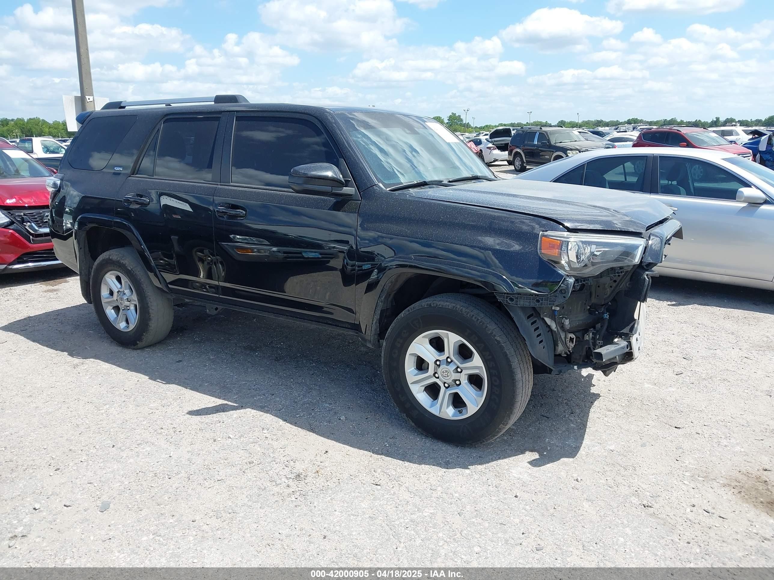 2021 Toyota 4Runner SR5, VIN JTEEU5JR0M5230906 — Front end