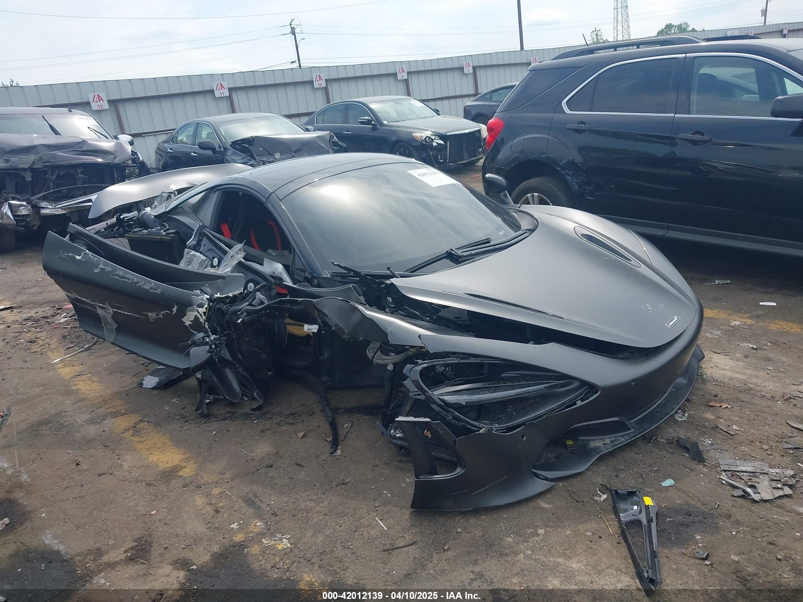 2021 McLaren 720S, VIN SBM14FCA0MW006035 — Бок