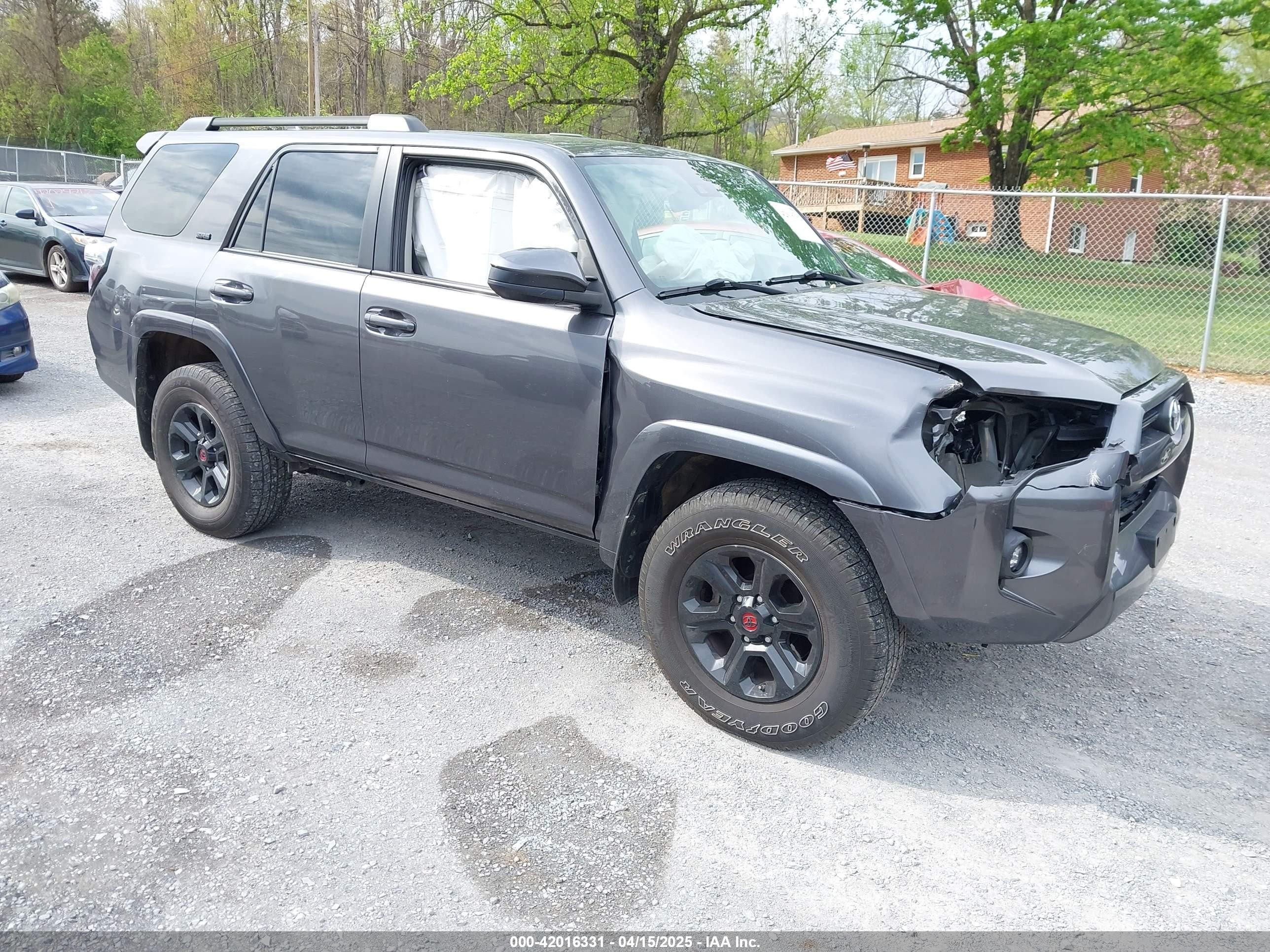 2021 Toyota 4Runner SR5, VIN JTEMU5JR8M5855842 — Front end