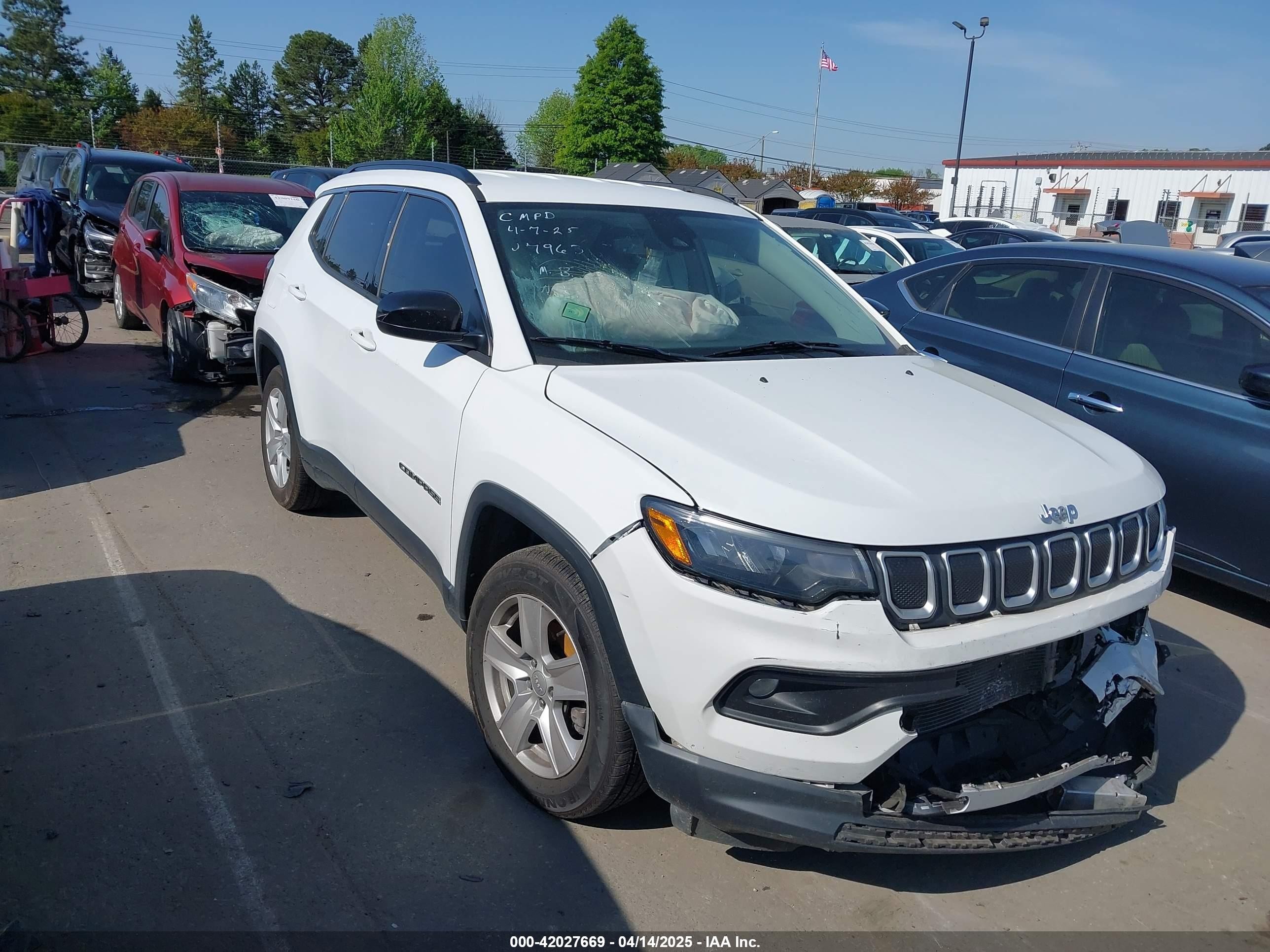 2022 Jeep Compass Latitude, VIN 3C4NJCBB1NT137963 — Front end