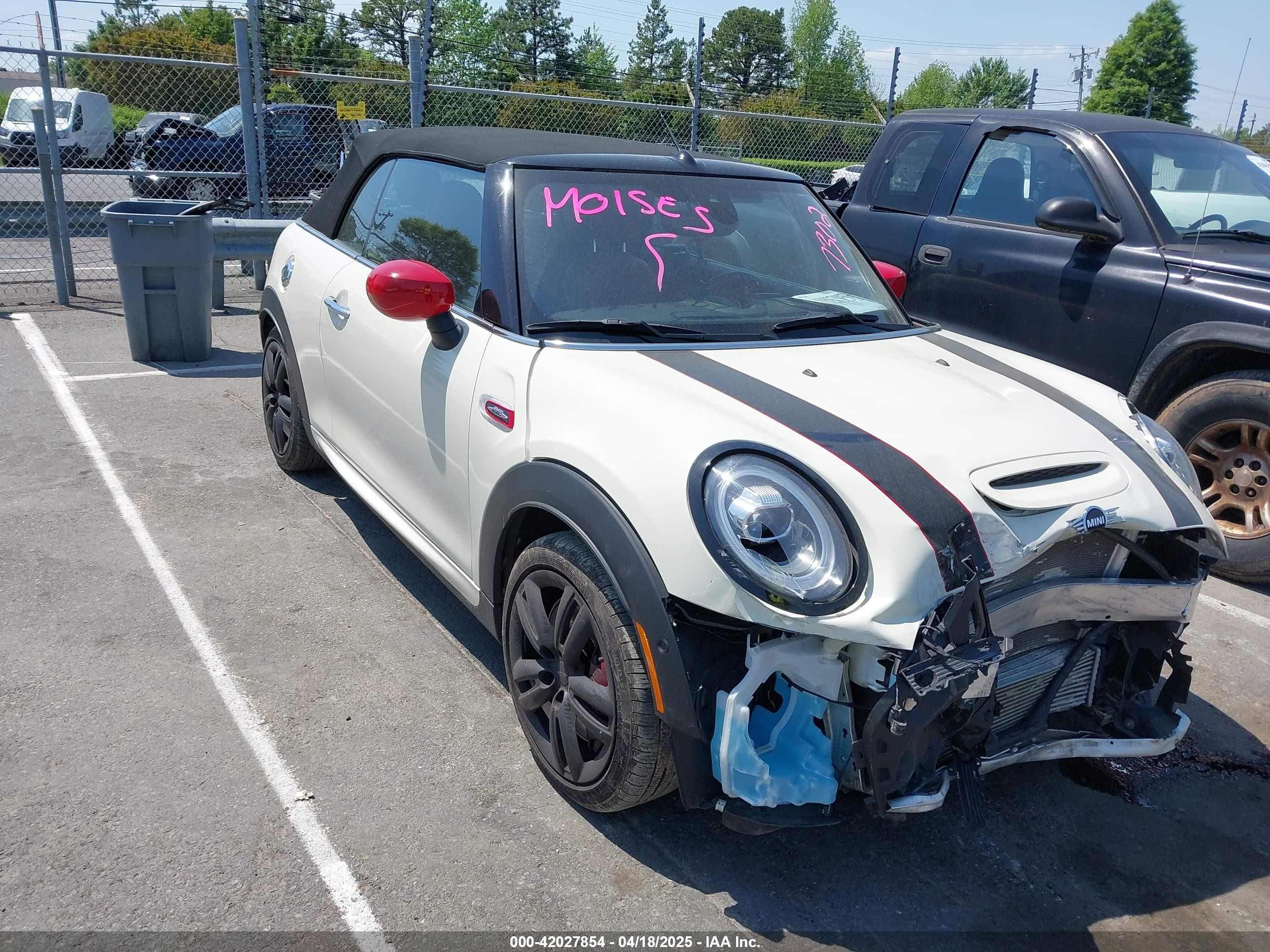 2021 MINI Convertible, VIN WMWWJ9C0XM3M07302 — Перед