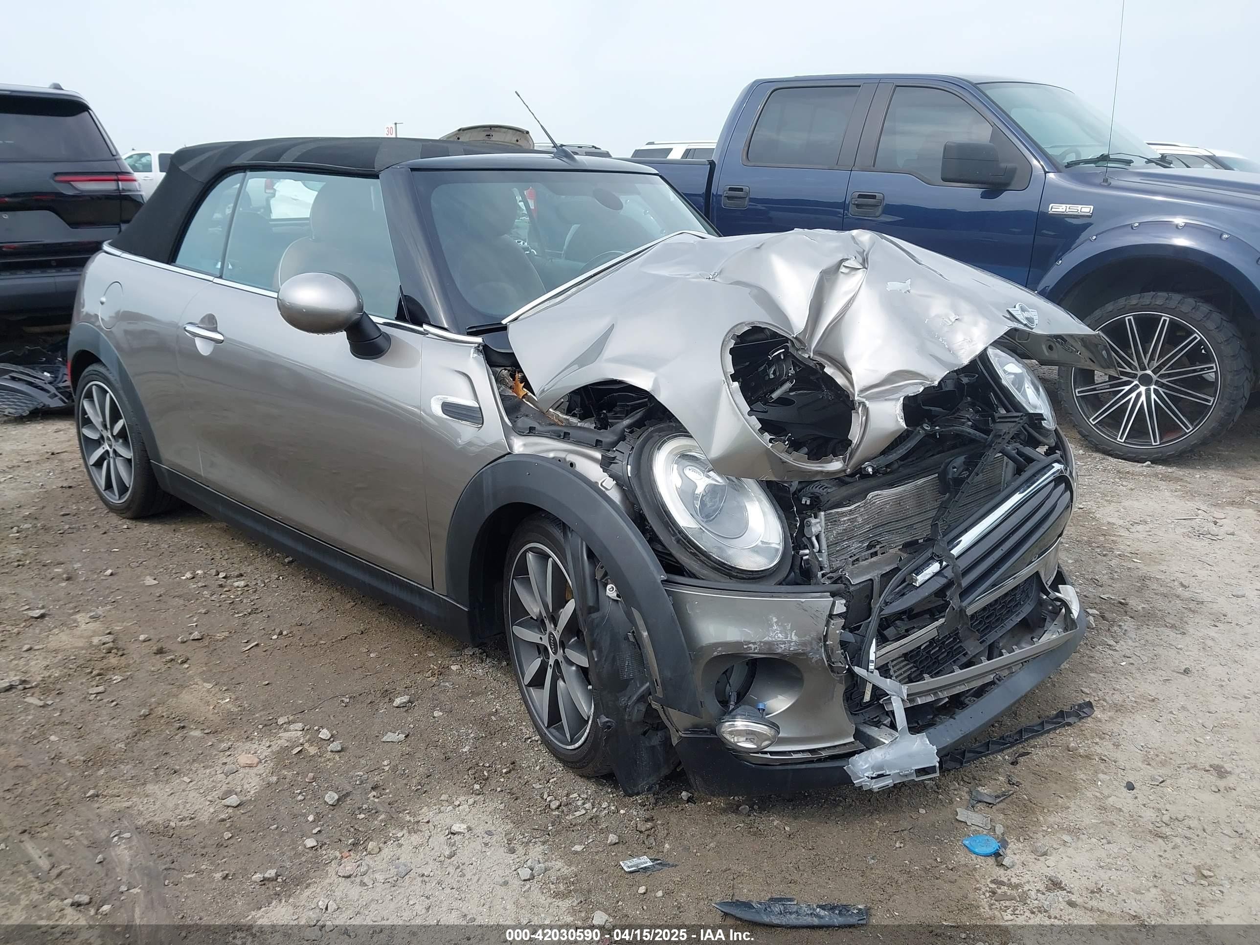 2016 MINI Convertible, VIN WMWWG5C53G3C19327 — Перед