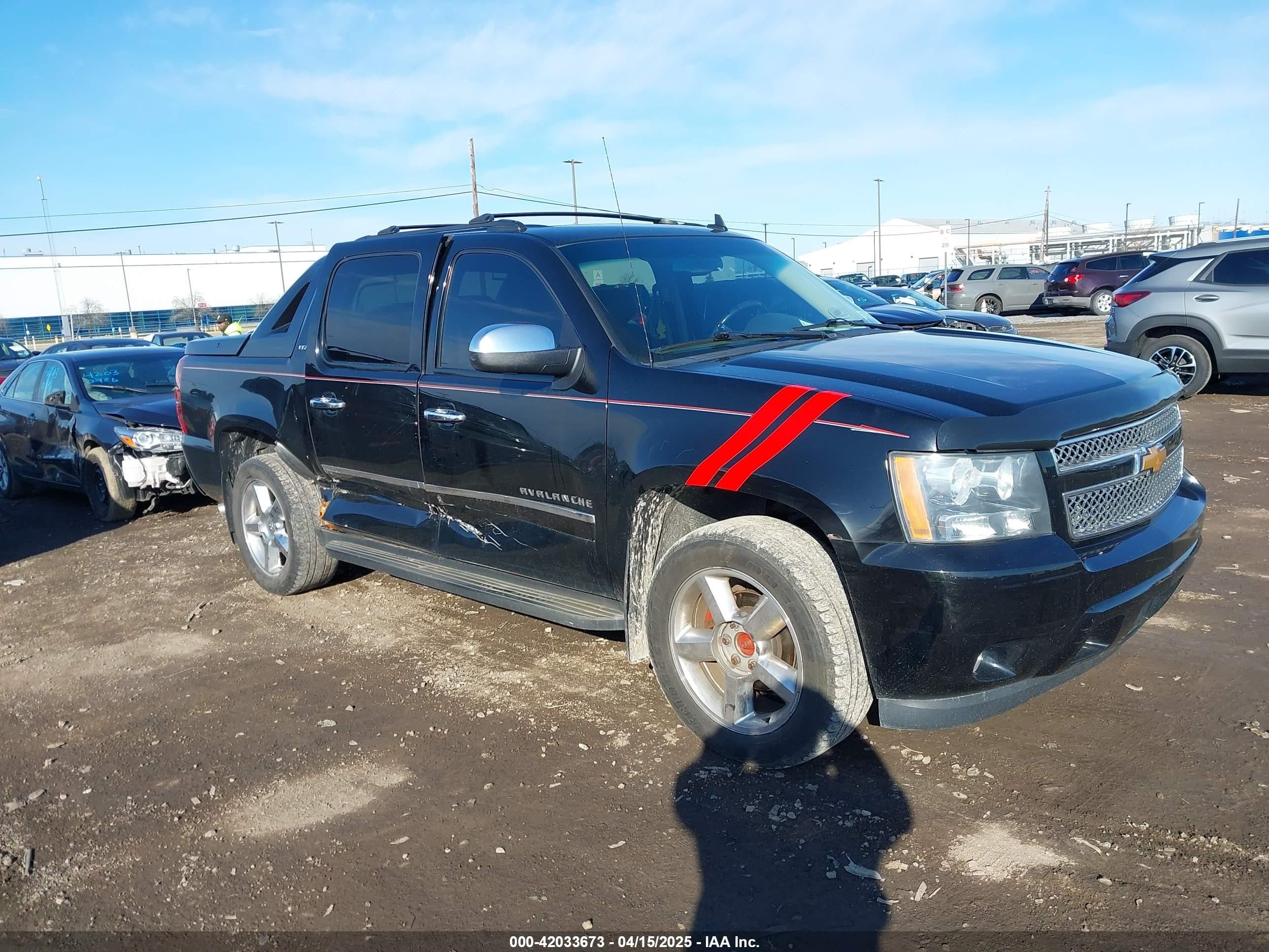 2012 Chevrolet Avalanche LTZ, VIN 3GNTKGE78CG152542 — Бок