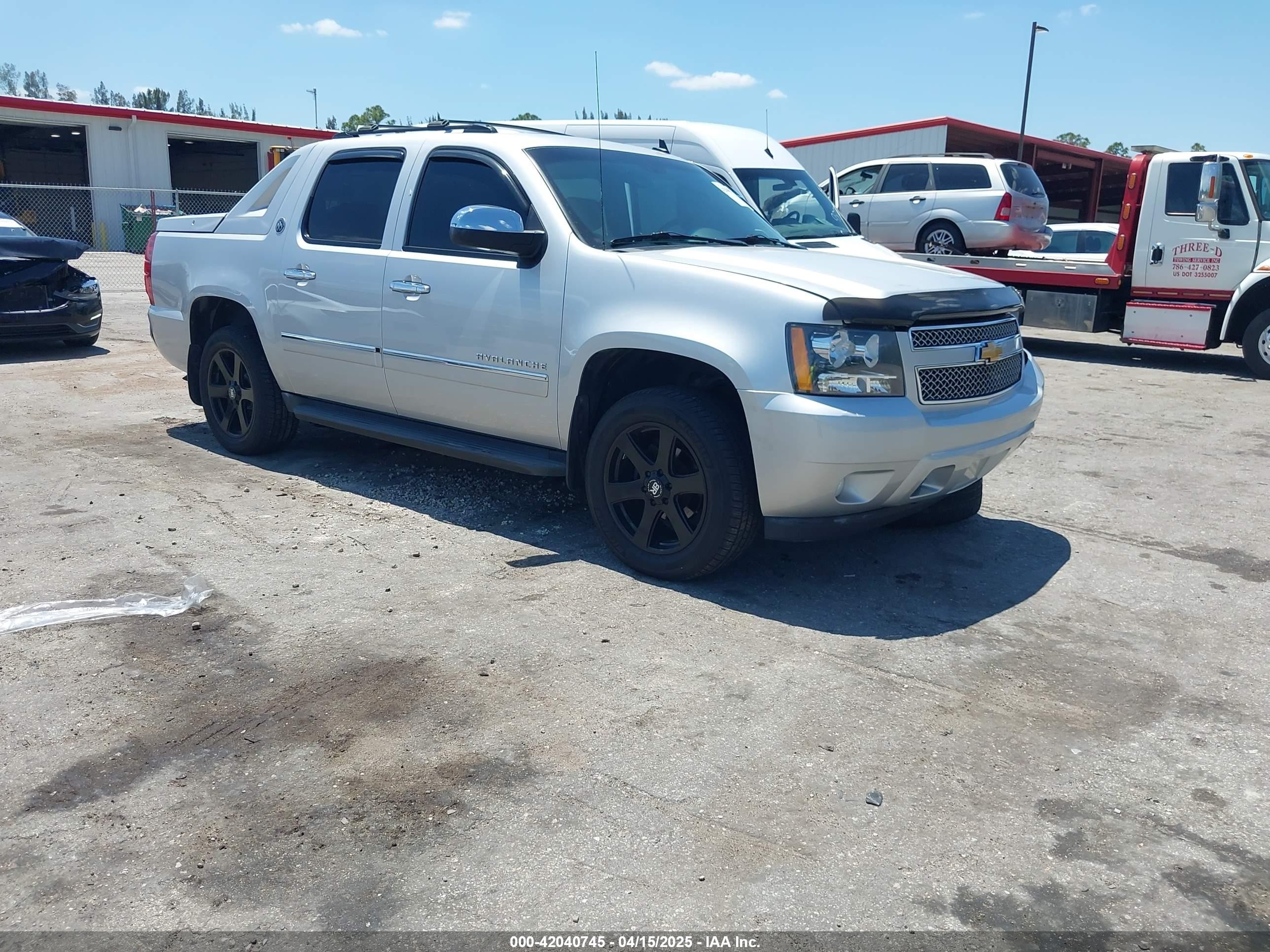 2013 Chevrolet Avalanche LTZ, VIN 3GNTKGE71DG159947 — Side