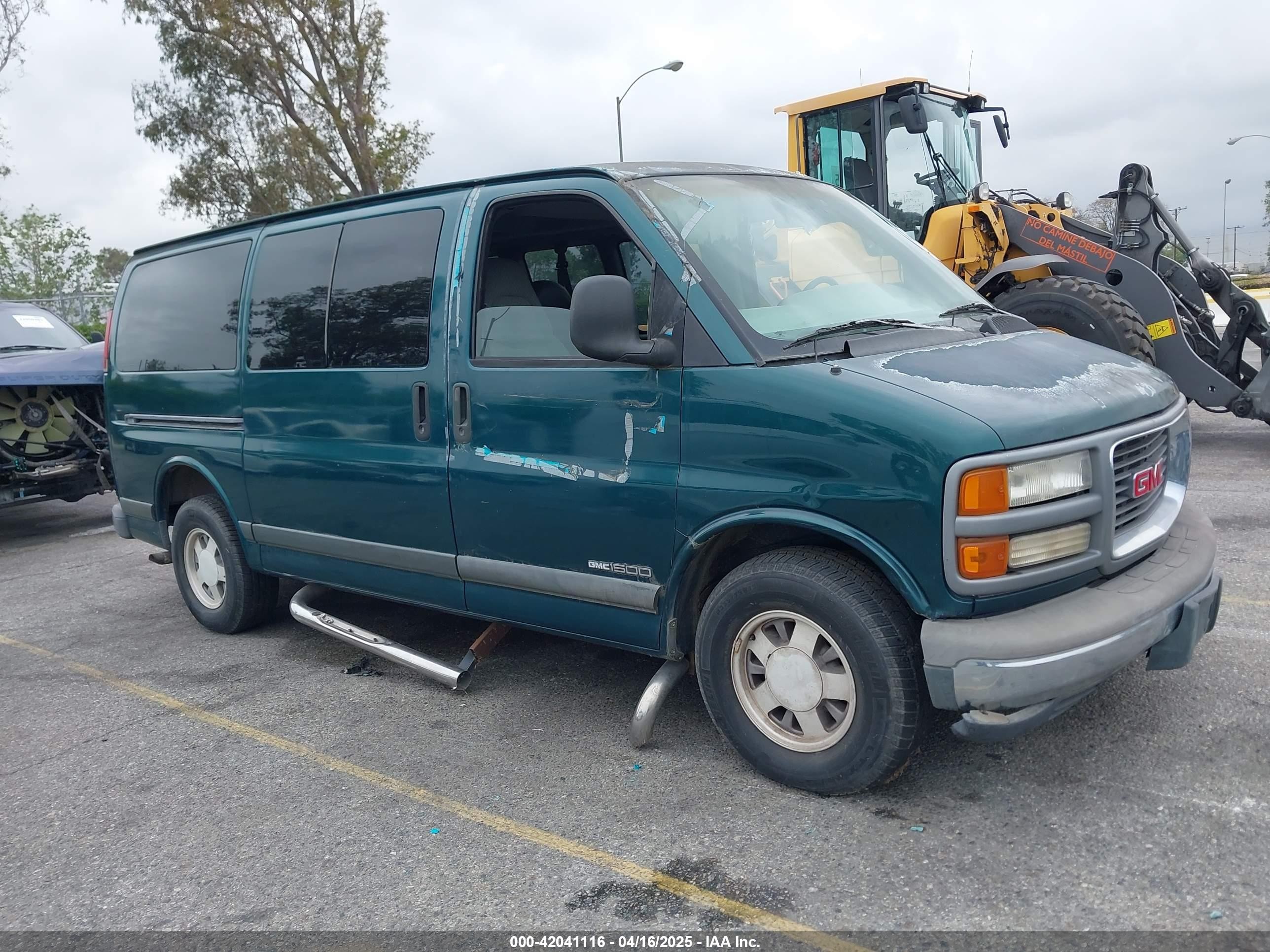 1997 GMC Savana, VIN 1GKFG15R1V1074164 — Side
