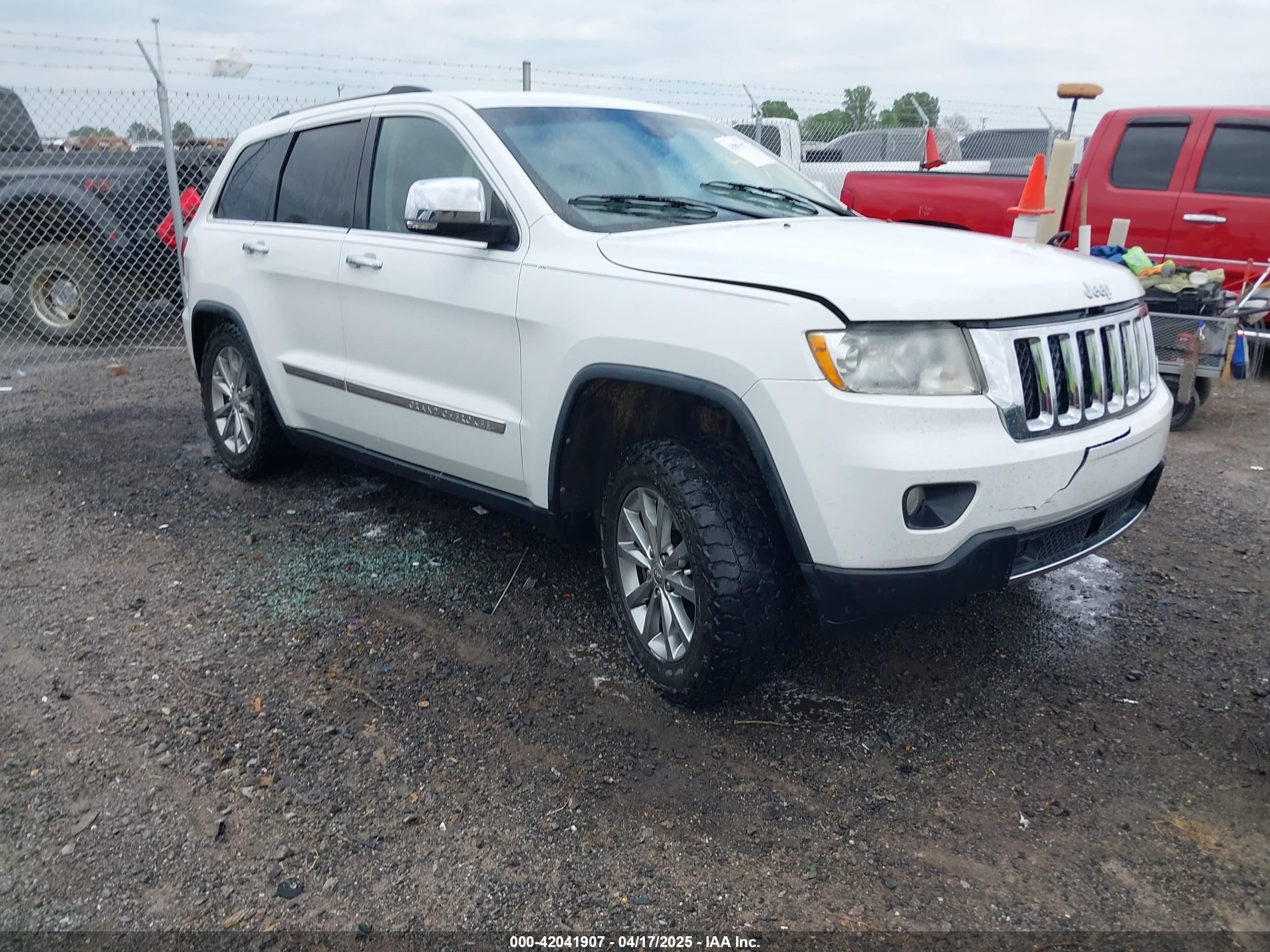 2013 Jeep Grand Cherokee Overland, VIN 1C4RJFCT0DC600406 — Front end
