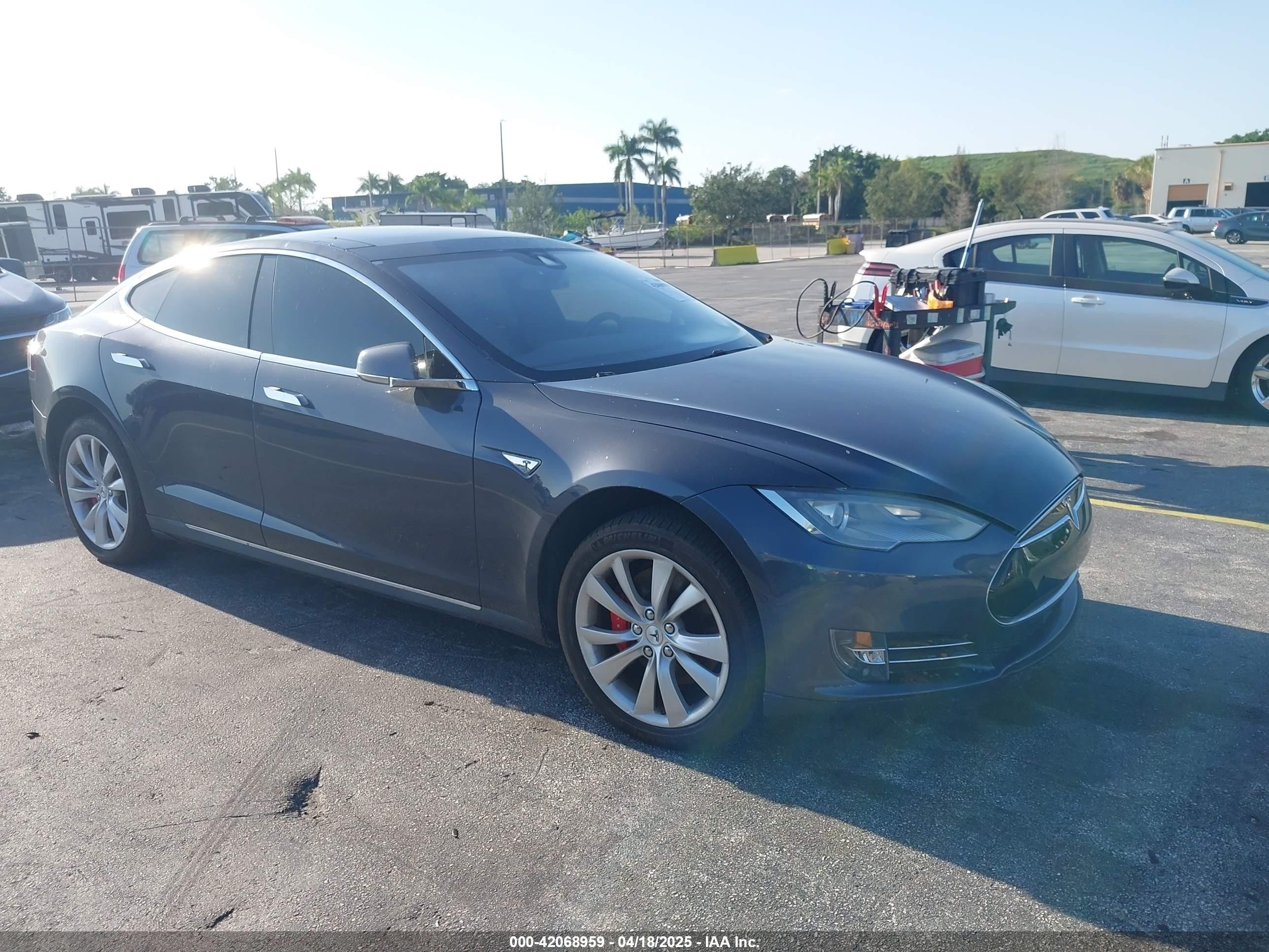2015 Tesla Model S 85D, VIN 5YJSA1H46FF082264 — Электрика