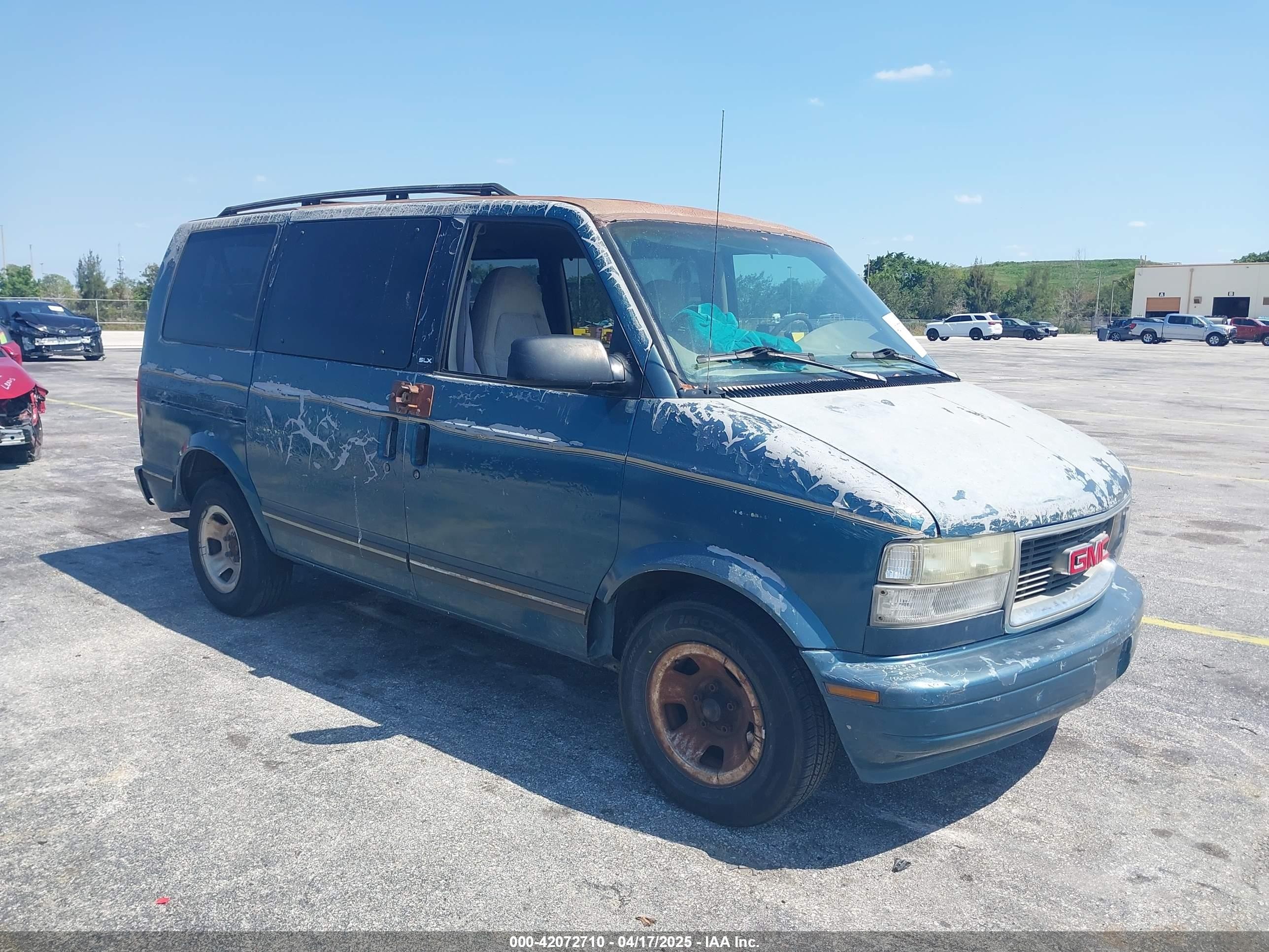 1998 GMC Safari, VIN 1GKDM19W7WB500418 — All over