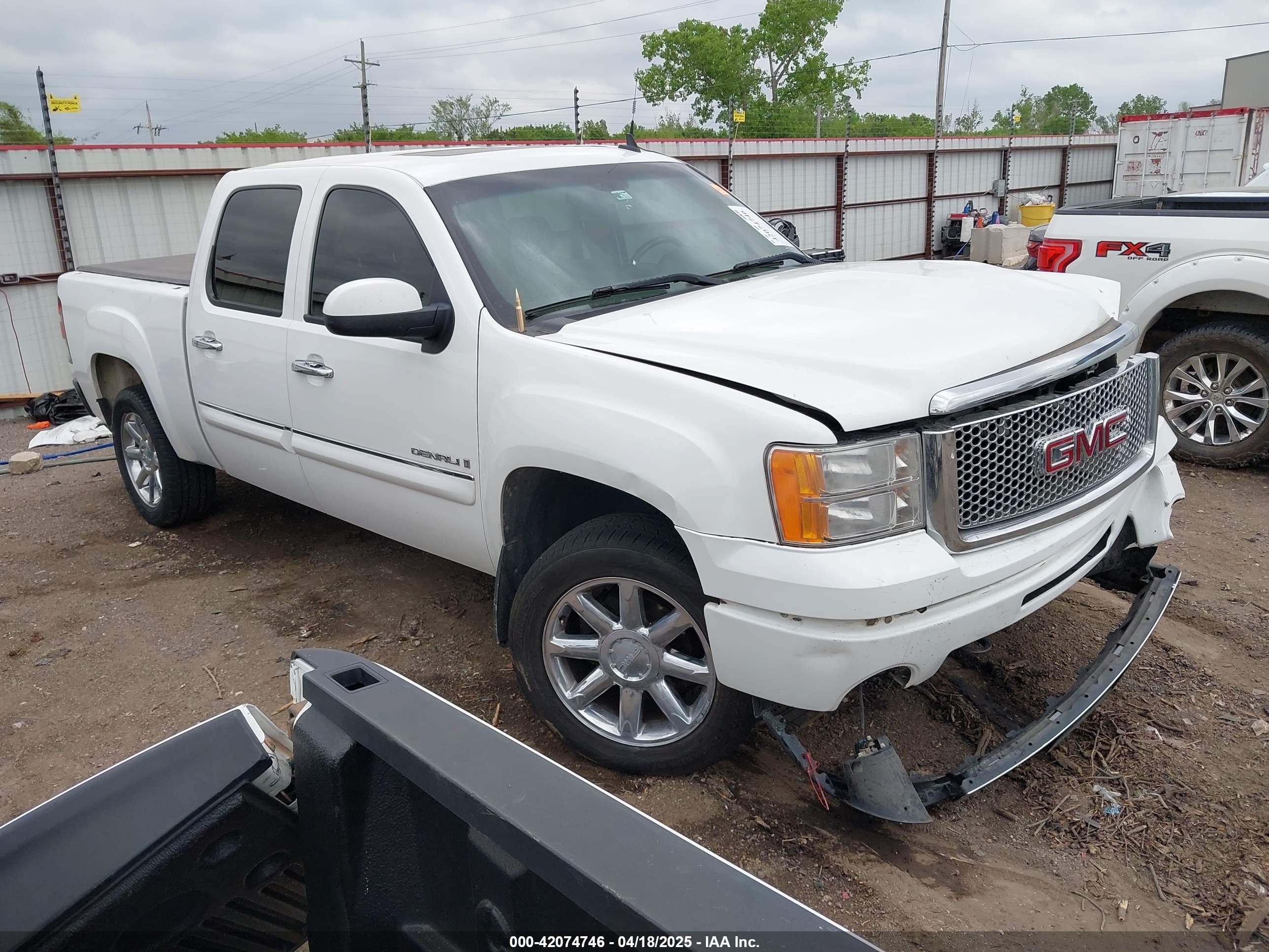2008 GMC Sierra Denali, VIN 2GTEK638381328517 — Front end