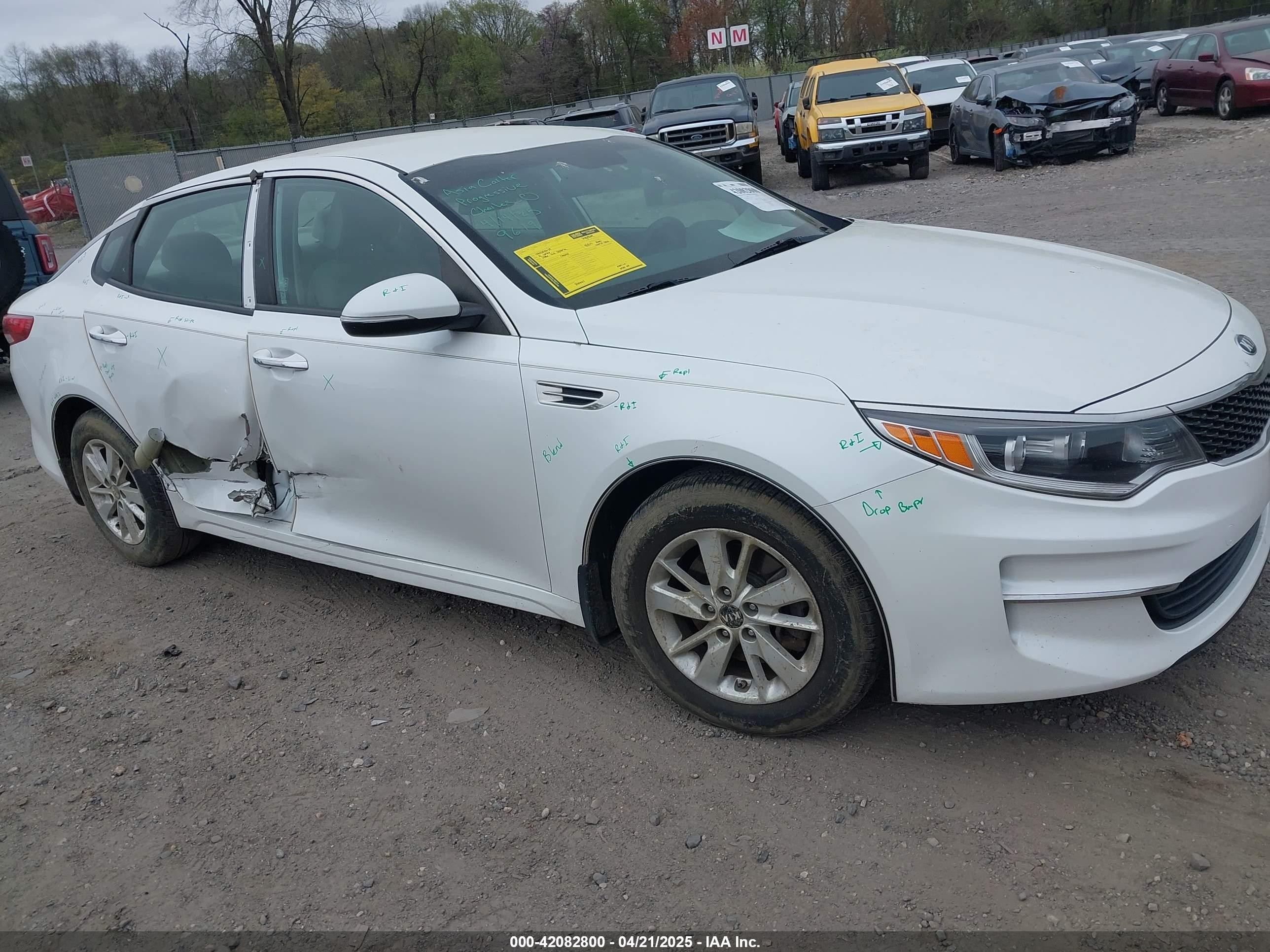 2016 Kia Optima LX, VIN KNAGT4L34G5099144 — Бок