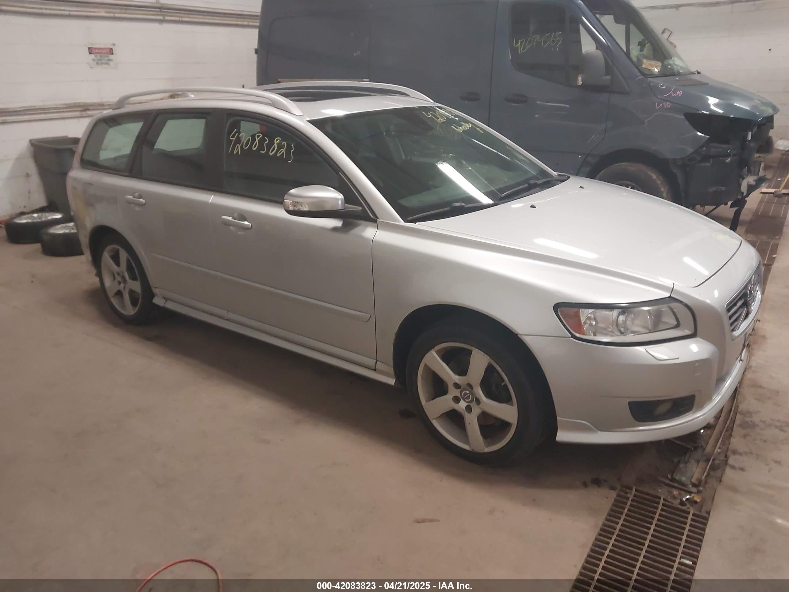 2011 Volvo V50, VIN YV1672MW8B2597061 — Front end