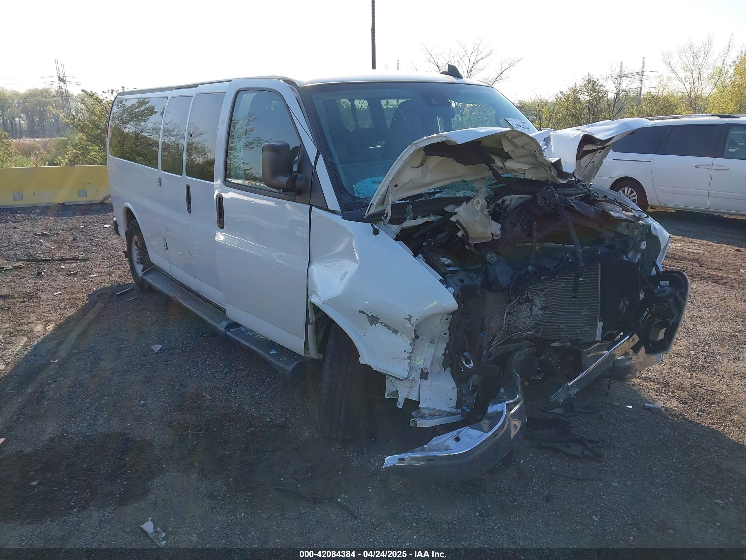2020 Chevrolet Express Passenger LT, VIN 1GAZGPFG3L1177956 — Front end