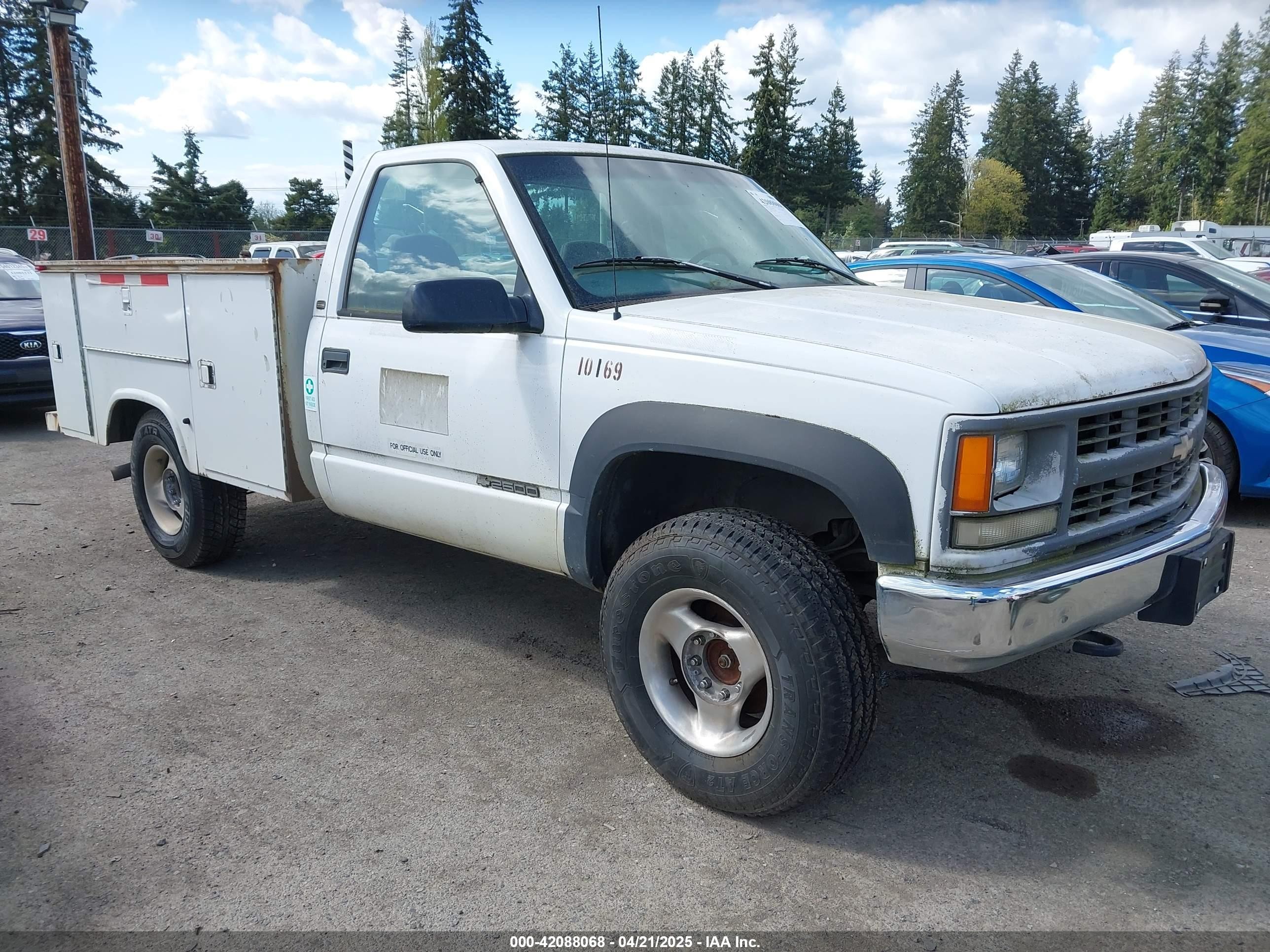 1998 Chevrolet K2500, VIN 1GBGK24R7WE213878 — Side