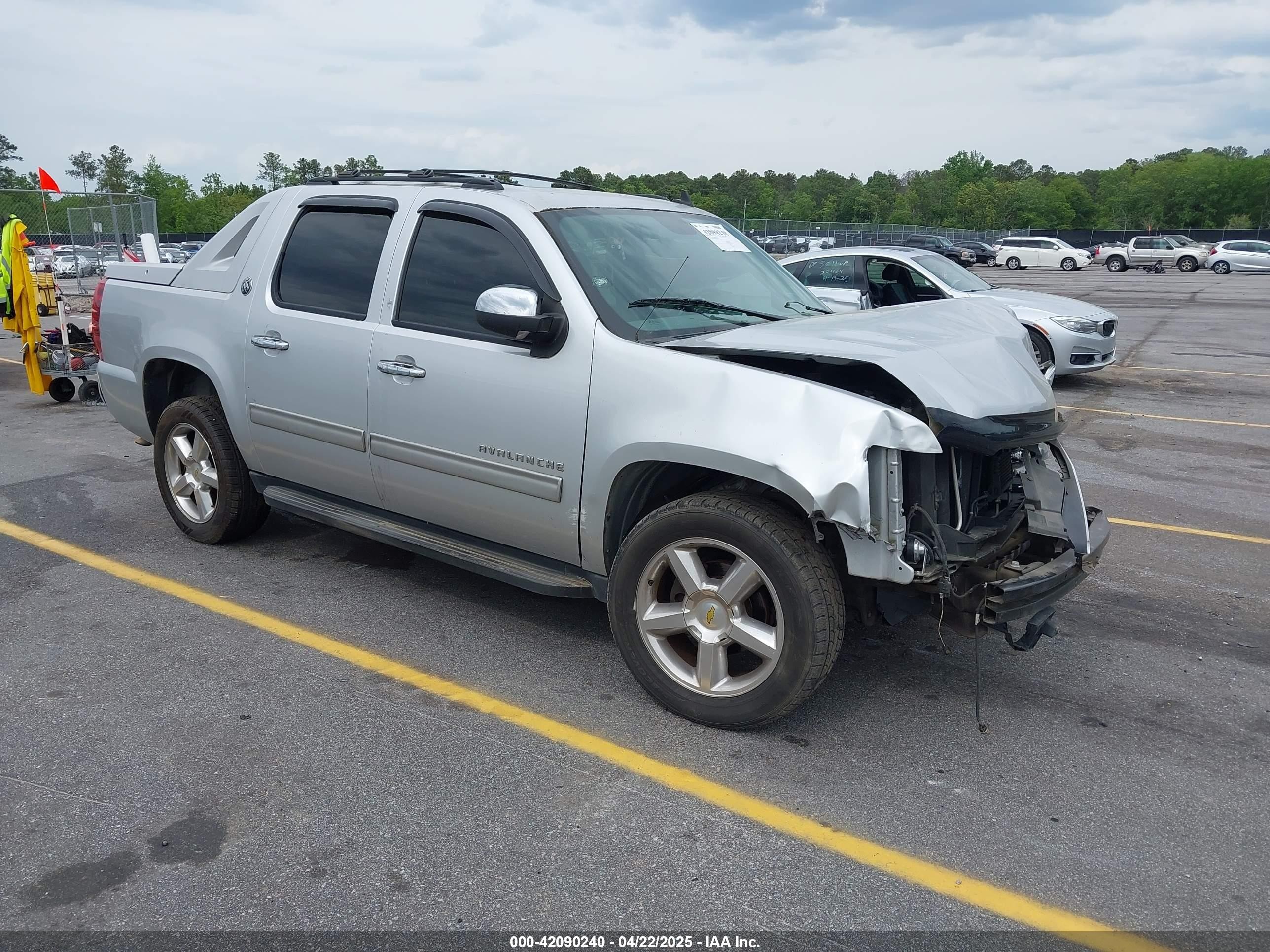 2013 Chevrolet Avalanche LT, VIN 3GNMCFE08DG289092 — Front end