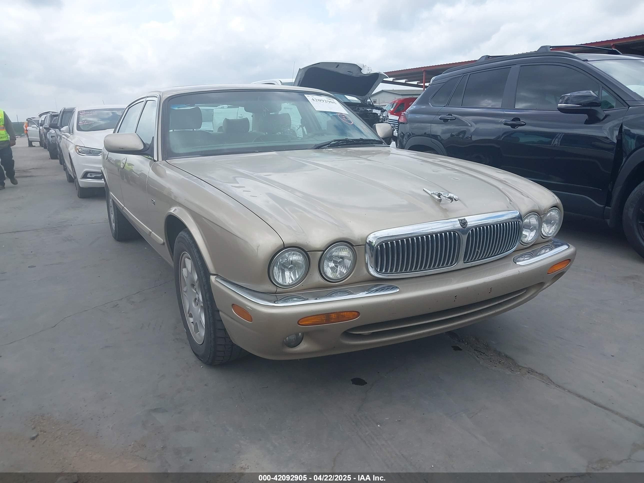 1999 Jaguar XJ, VIN SAJHD604XXC869681 — Auction photo