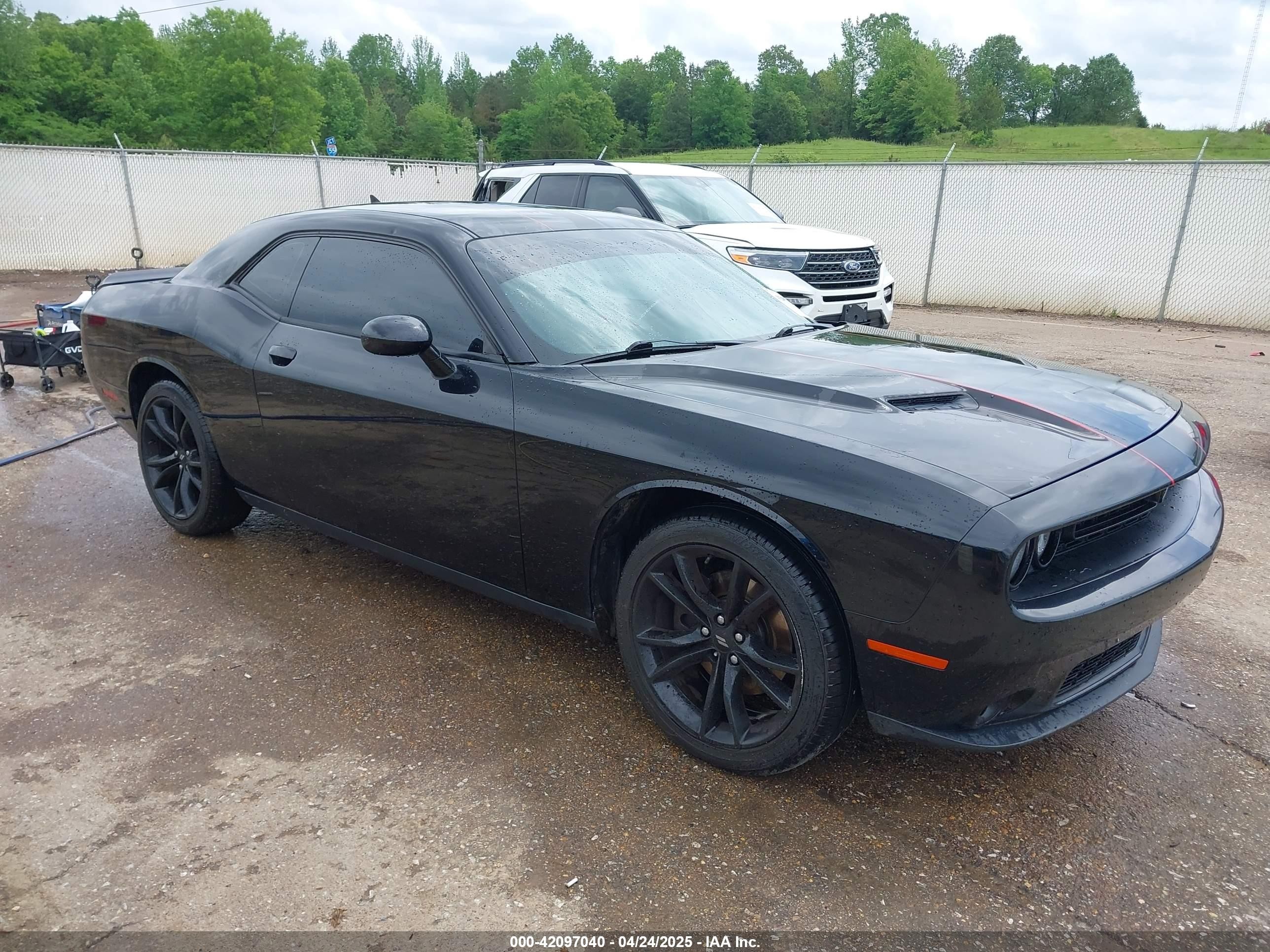 2017 Dodge Challenger SXT, VIN 2C3CDZAG5HH601305 — Side