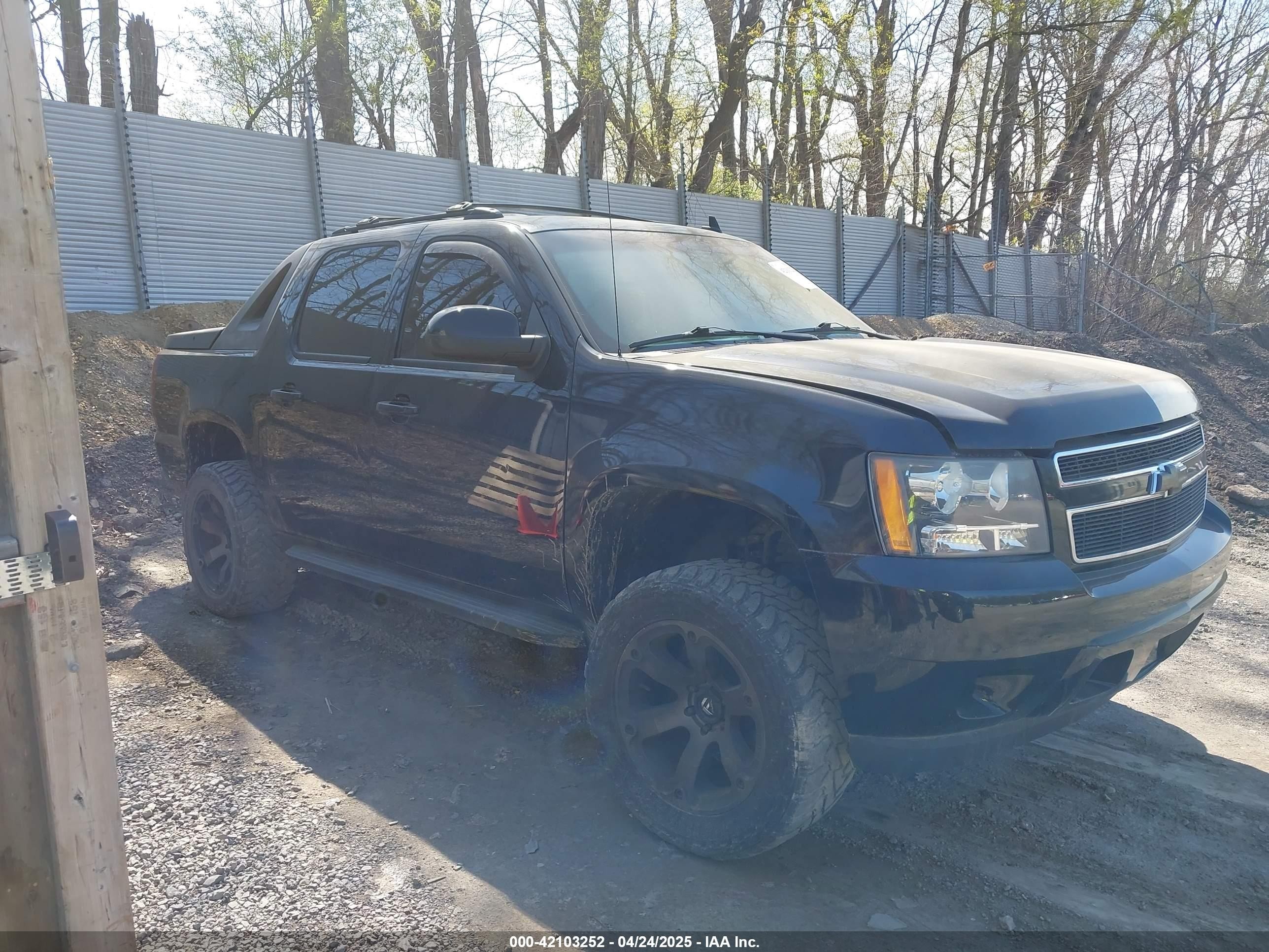 2011 Chevrolet Avalanche LS, VIN 3GNTKEE38BG141508 — Side