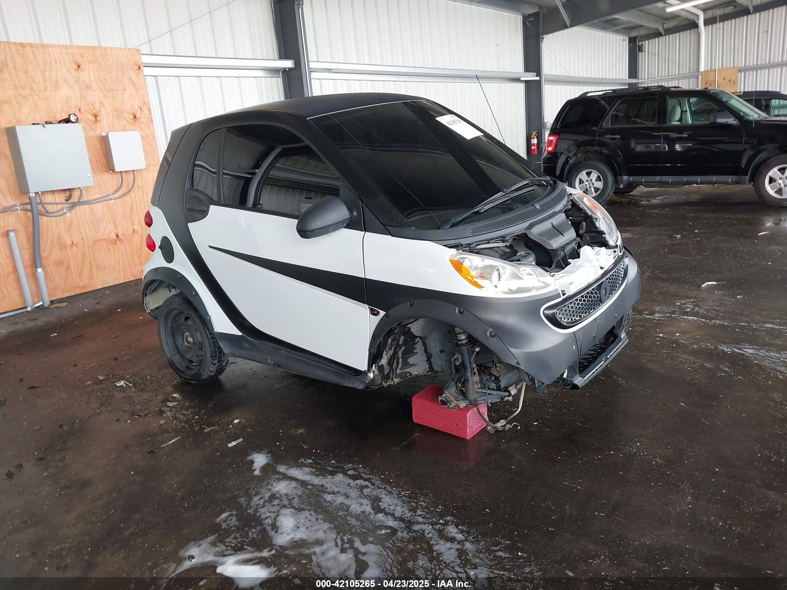 2014 Smart fortwo Pure, VIN WMEEJ3BA4EK737709 — Side