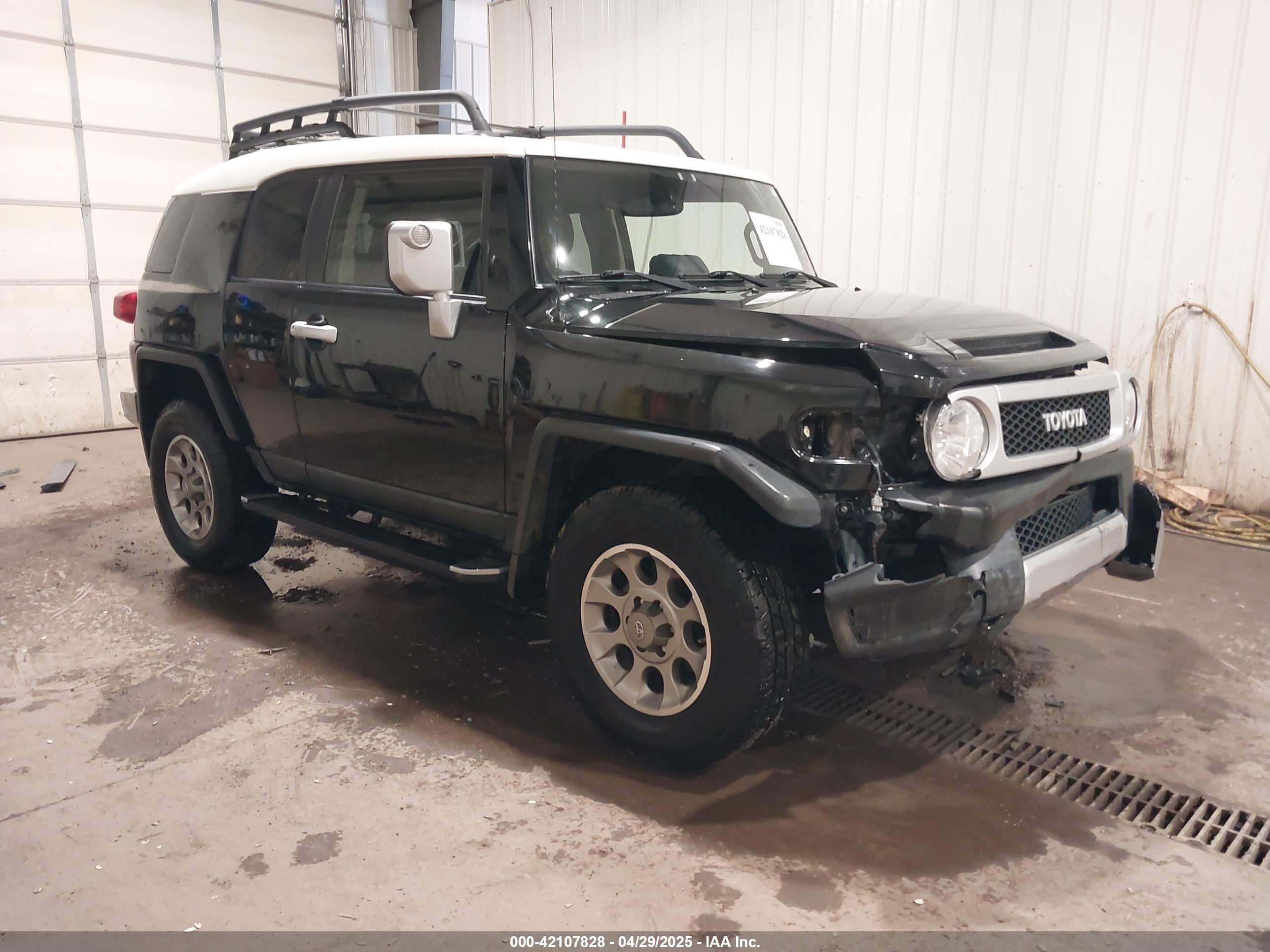 2013 Toyota FJ Cruiser, VIN JTEBU4BF1DK164322 — Front end