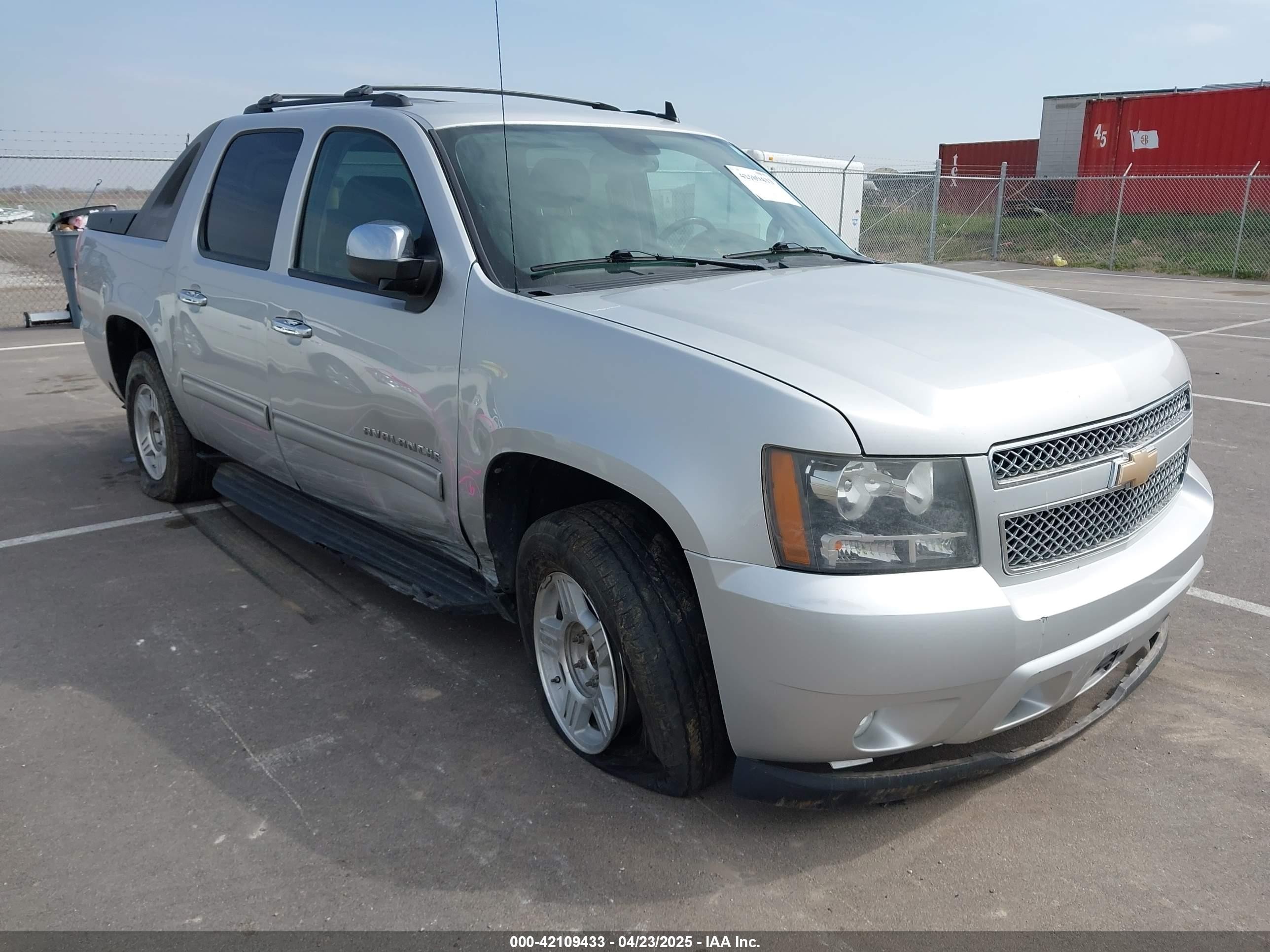 2011 Chevrolet Avalanche LS, VIN 3GNTKEE35BG252968 — Side