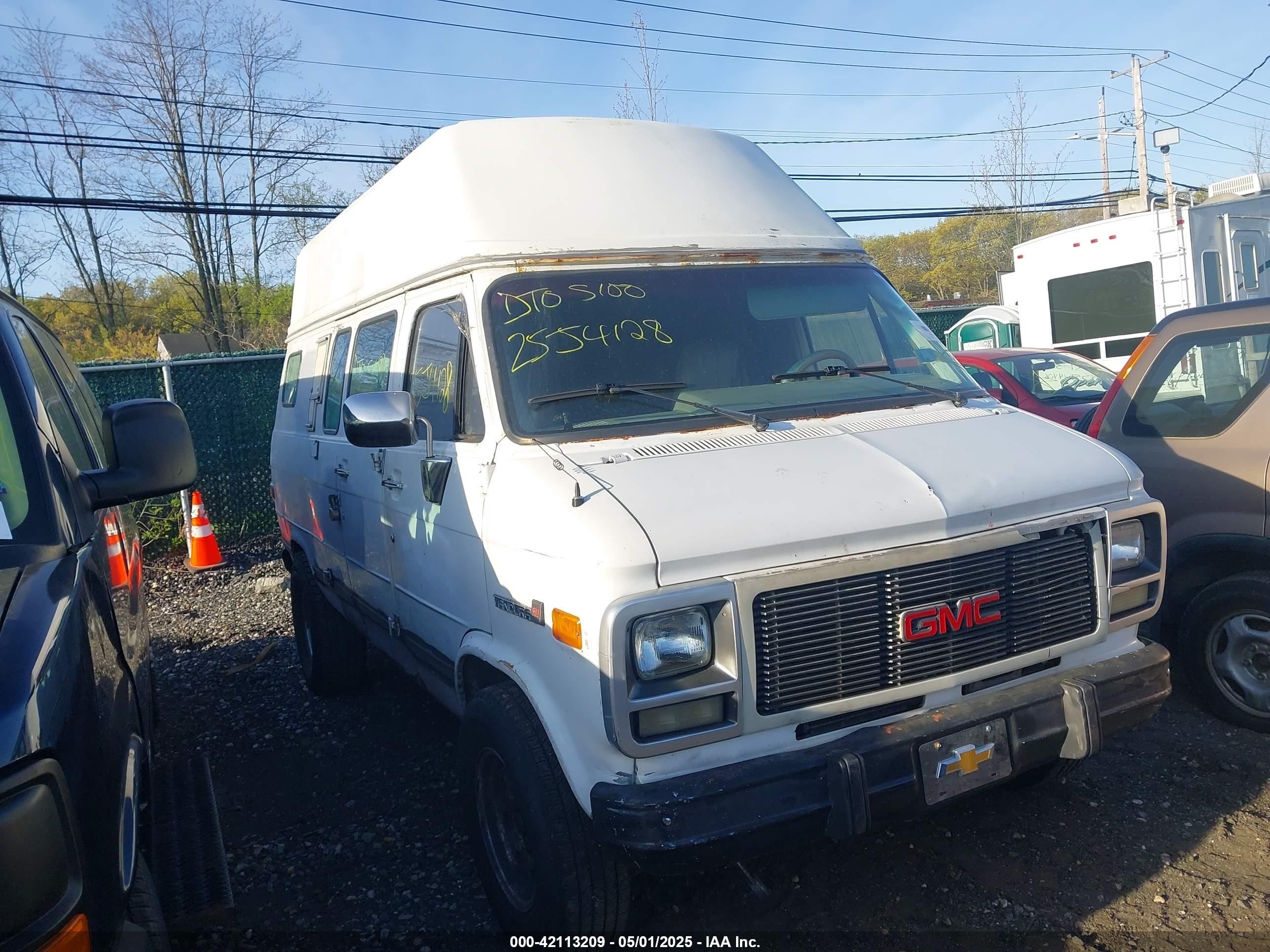 1995 GMC Vandura, VIN 1GTGG35K1SF518298 — Front end