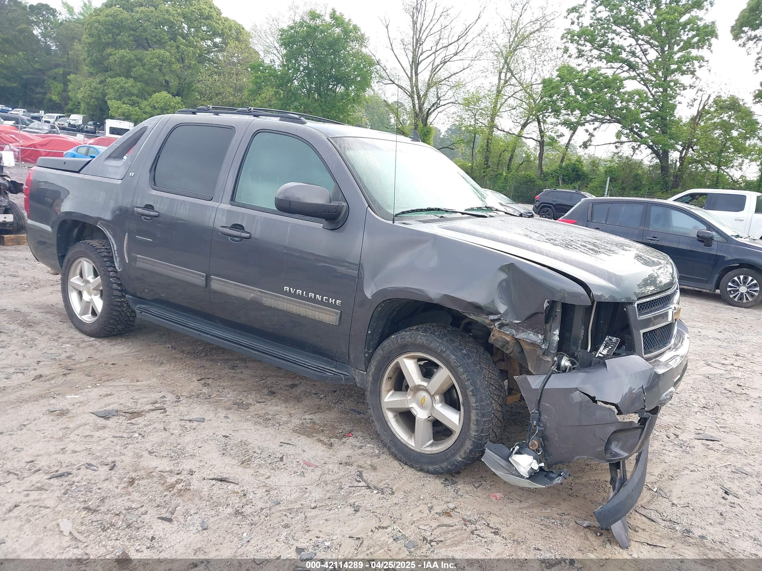 2011 Chevrolet Avalanche LT, VIN 3GNTKFE38BG213605 — Front end