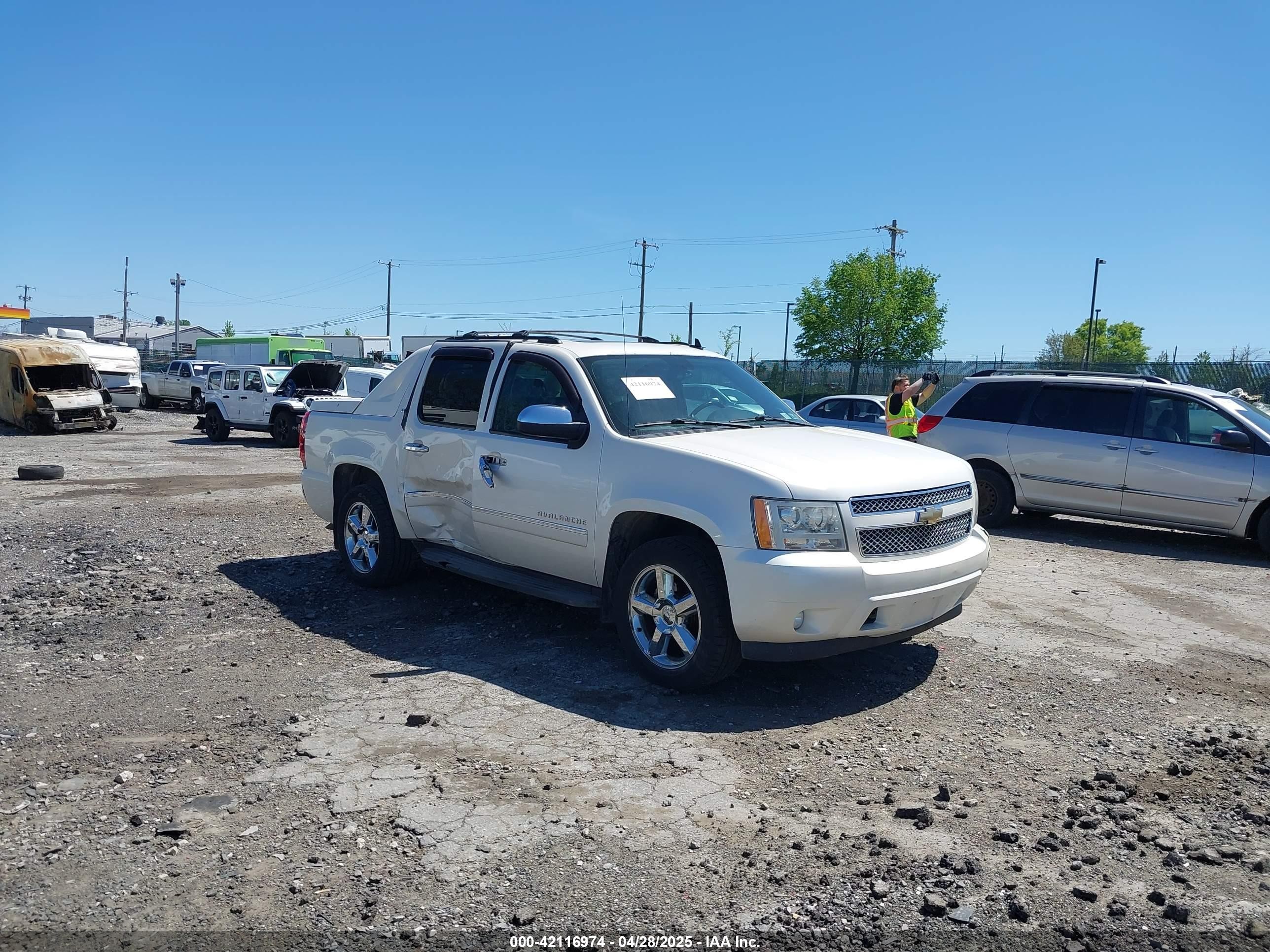 2011 Chevrolet Avalanche LTZ, VIN 3GNTKGE35BG349390 — Side