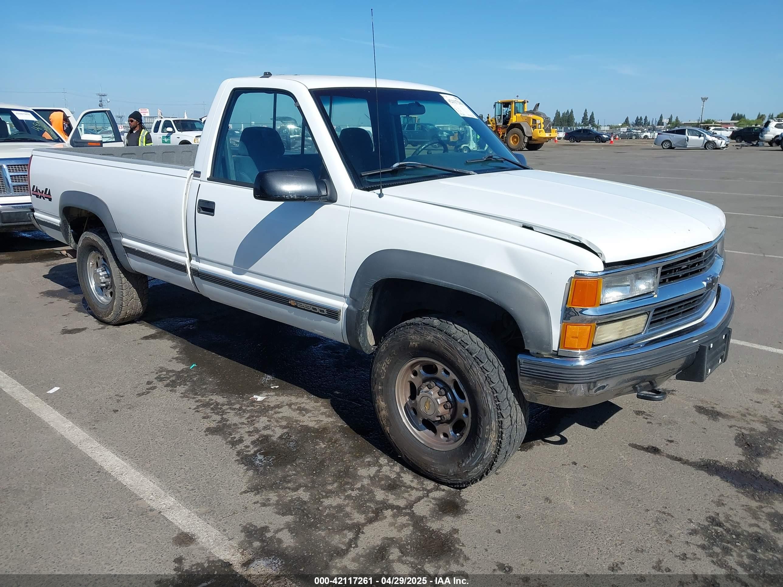 1995 Chevrolet K2500, VIN 1GCGK24K3SZ275120 — Front end