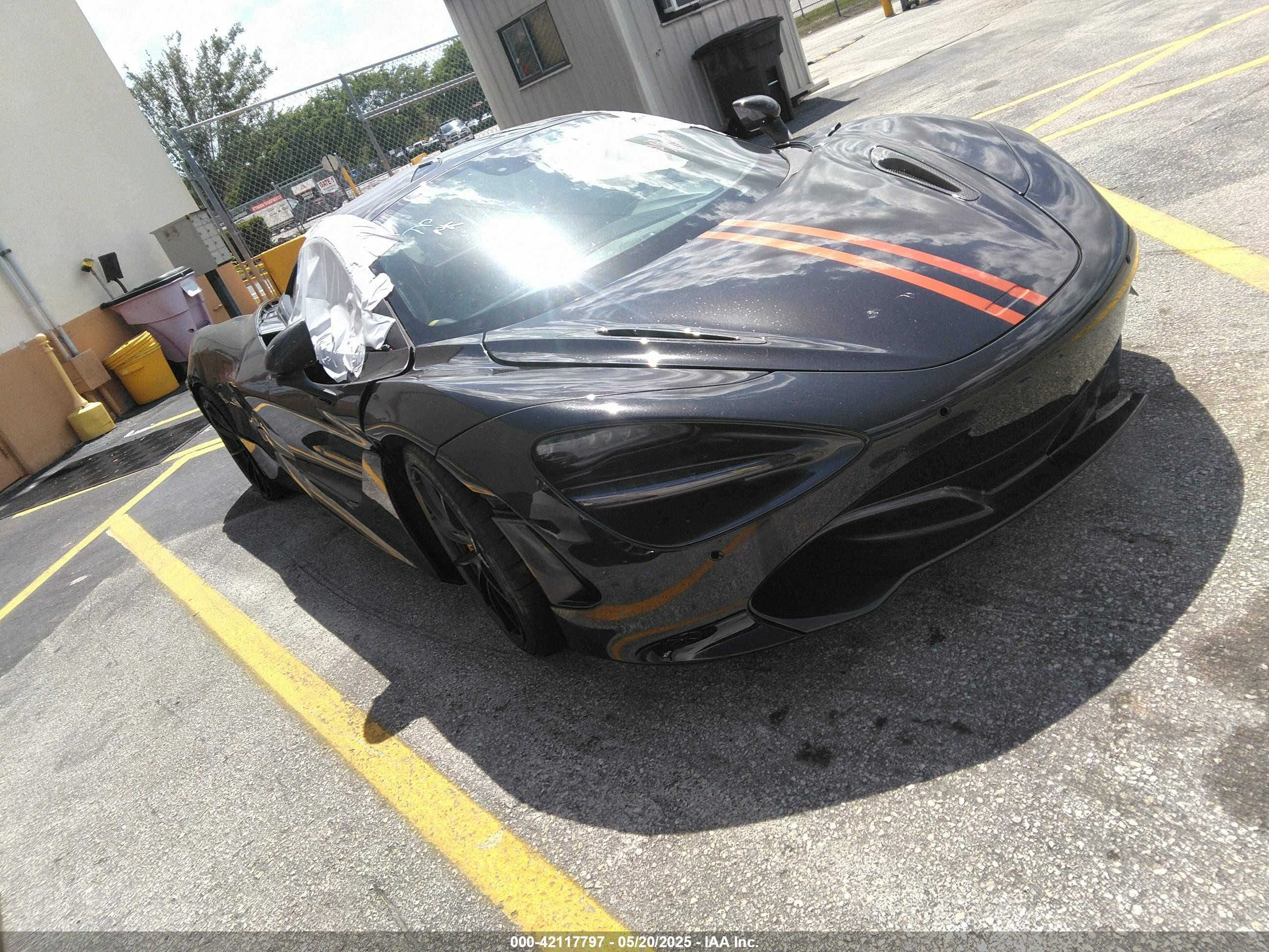 2018 McLaren 720S, VIN SBM14DCA9JW001142 — Бок