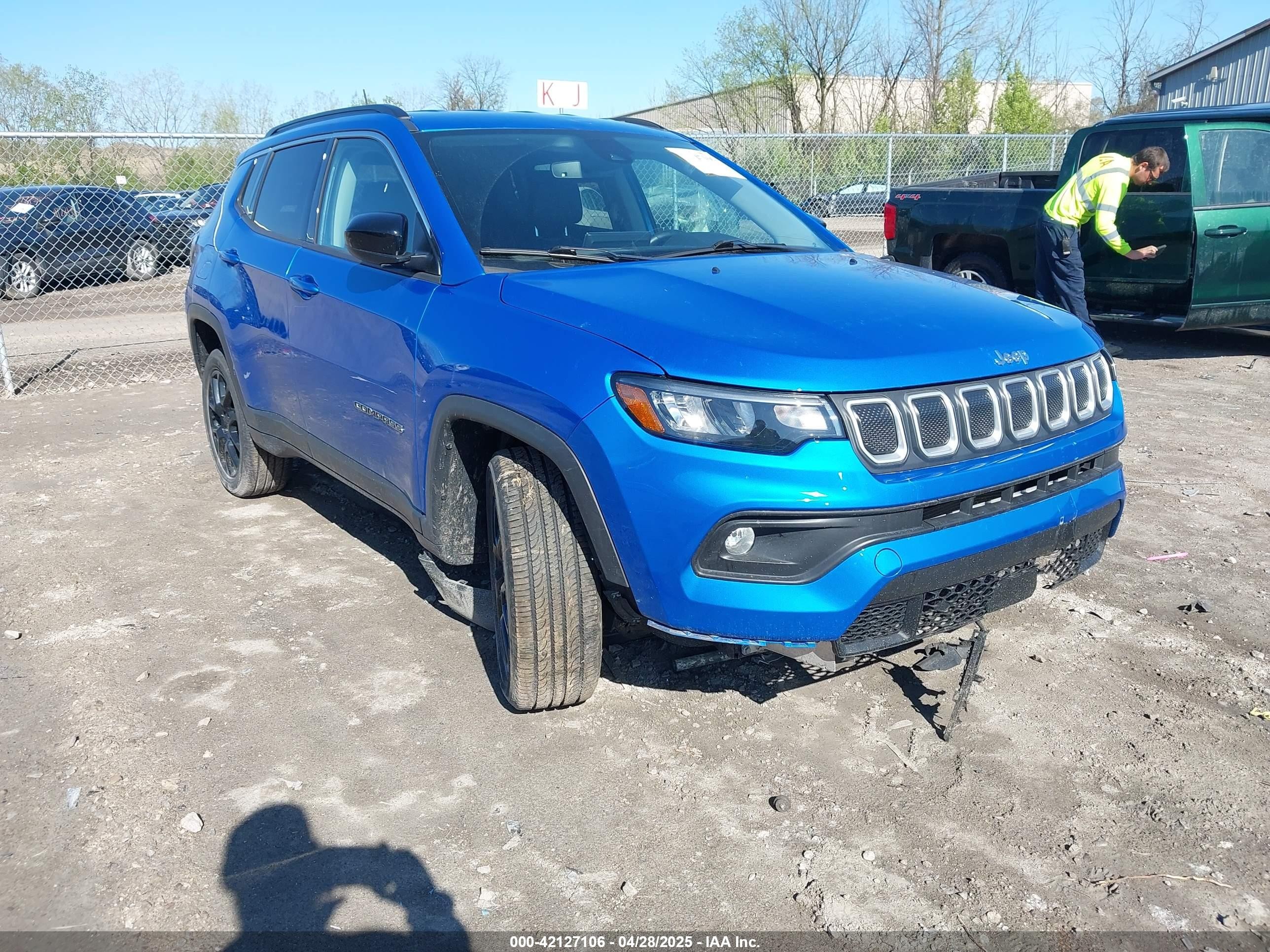 2022 Jeep Compass Latitude Lux, VIN 3C4NJDFBXNT129487 — Front end