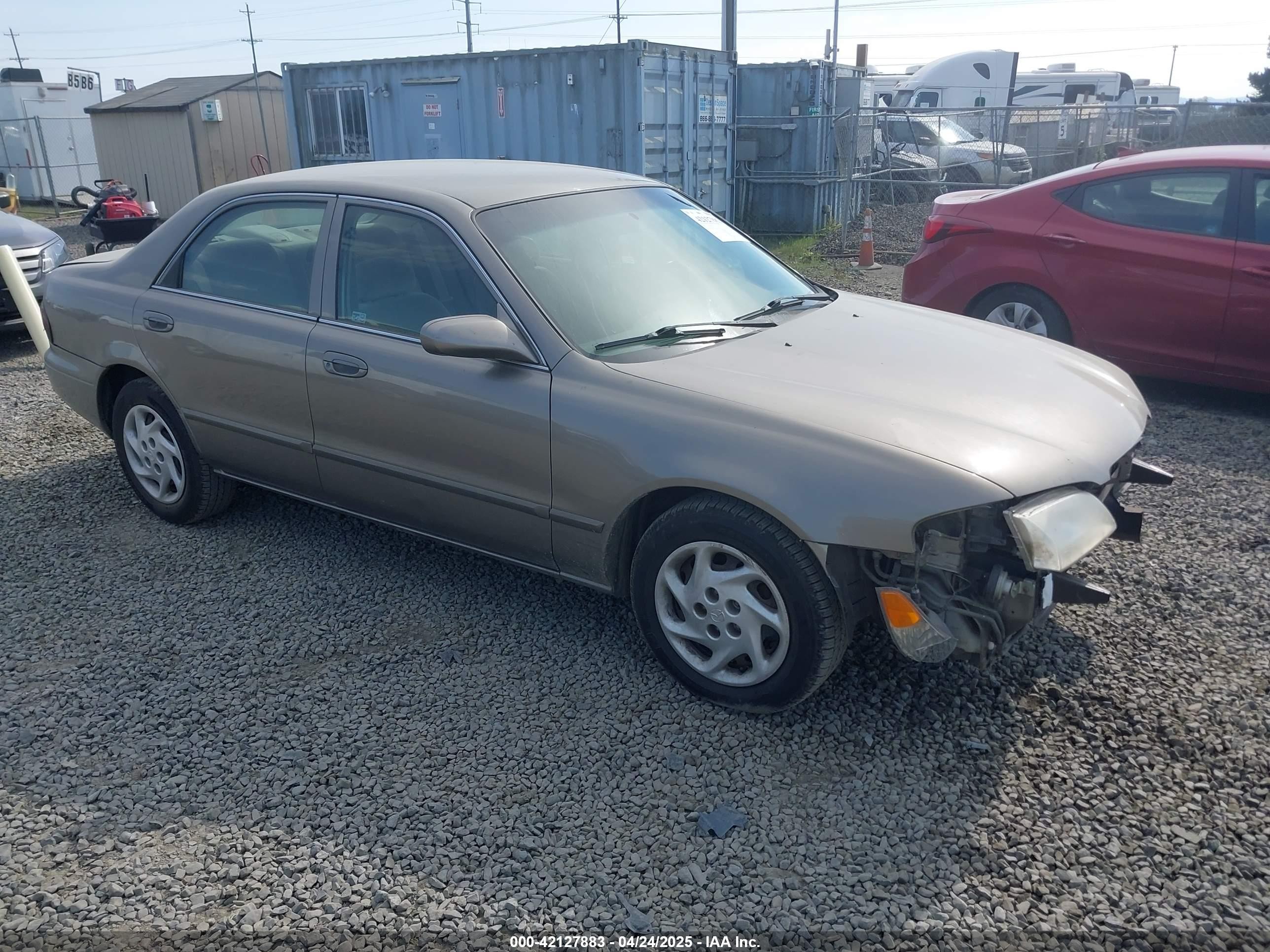 2001 Mazda 626 LX, VIN 1YVGF22C815203829 — Перед