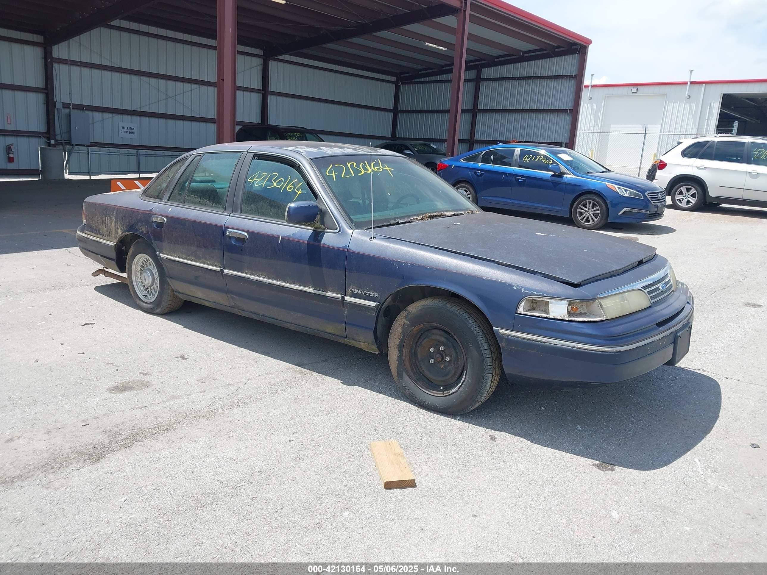 1994 Ford Crown Victoria LX, VIN 2FALP74W3RX189229 — Rear end