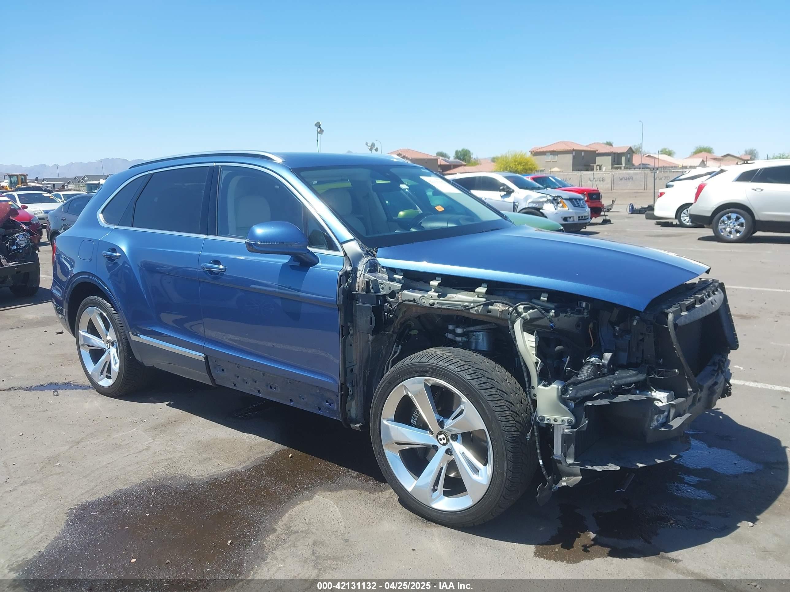 2019 Bentley Bentayga V8, VIN SJAAM2ZVXKC026160 — Front end