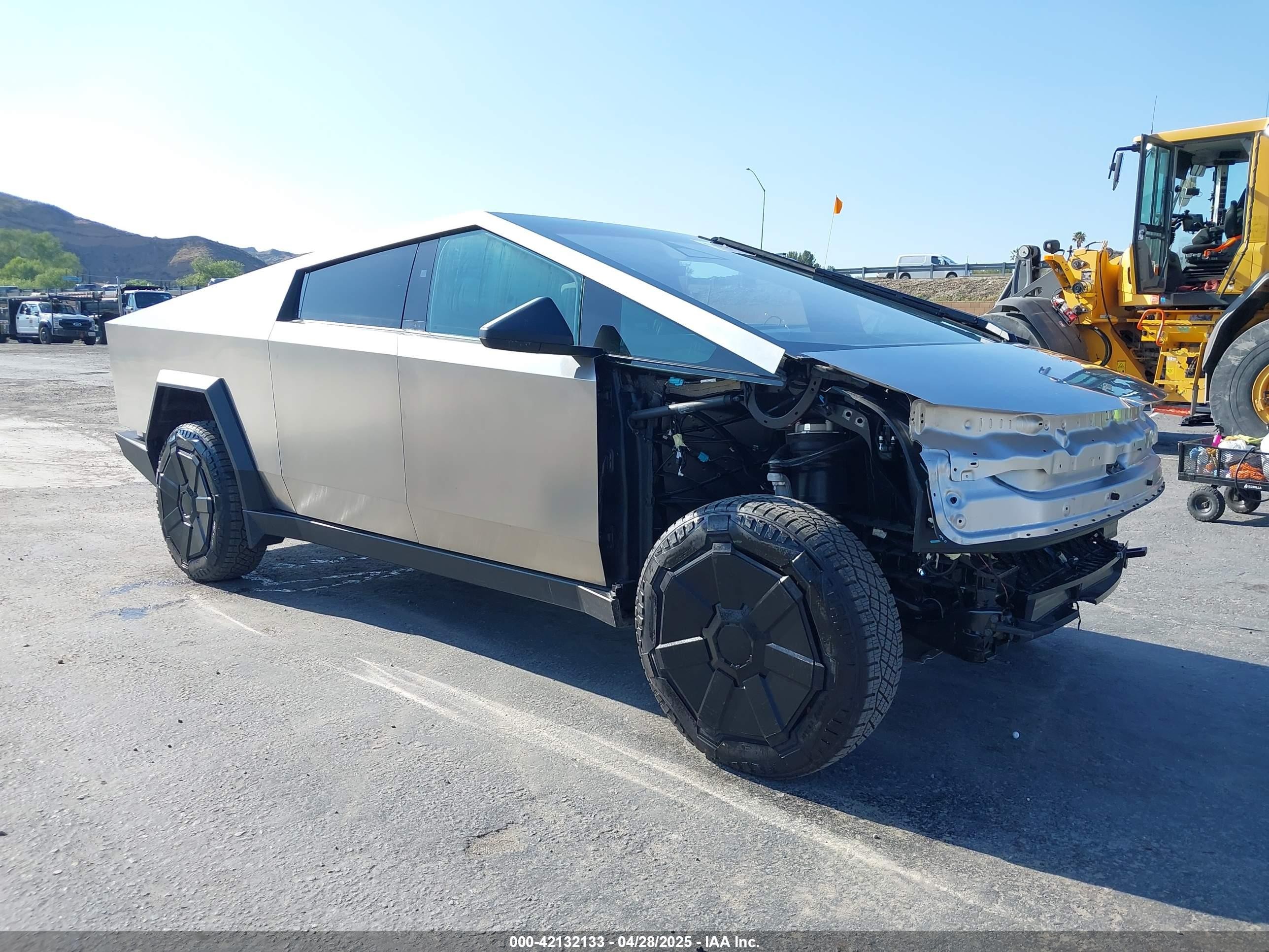 2025 Tesla Cybertruck Cyberbeast, VIN 7G2CEHEE7SA059773 — Front end
