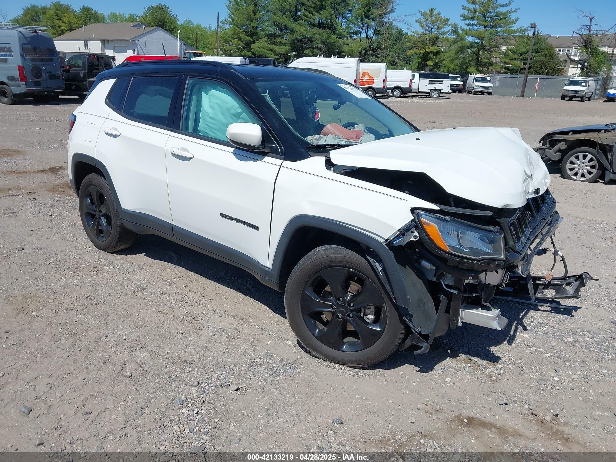 2020 Jeep Compass Latitude, VIN 3C4NJDBB2LT131916 — Front end