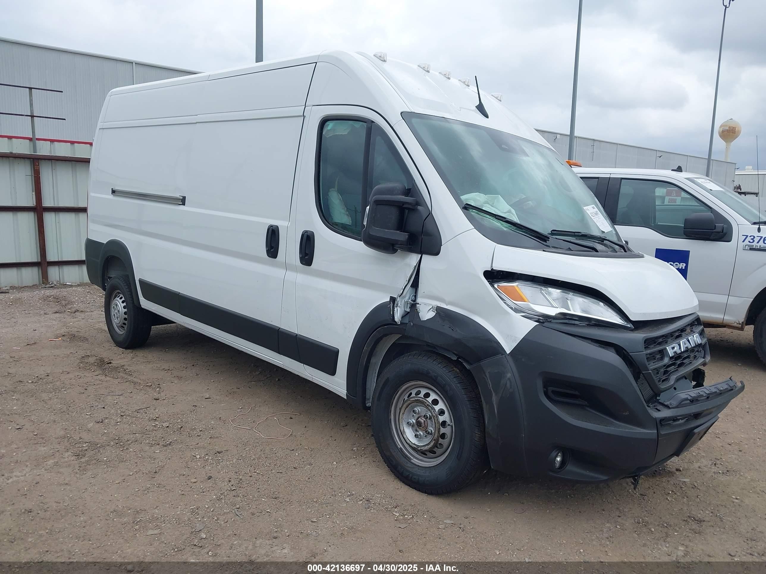 2025 Ram ProMaster Cargo Tradesman, VIN 3C6MRVHG8SE548996 — Перед