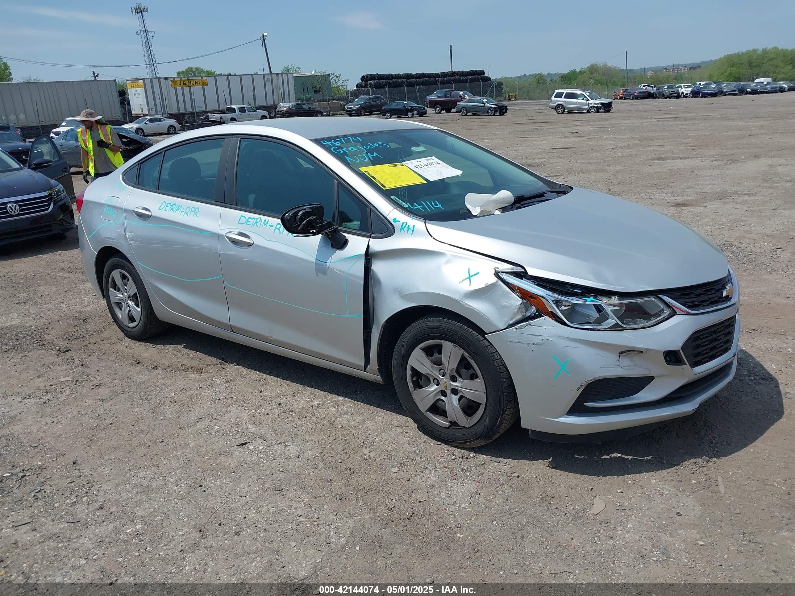 2016 Chevrolet Cruze LS, VIN 1G1BC5SM6G7327218 — Front end