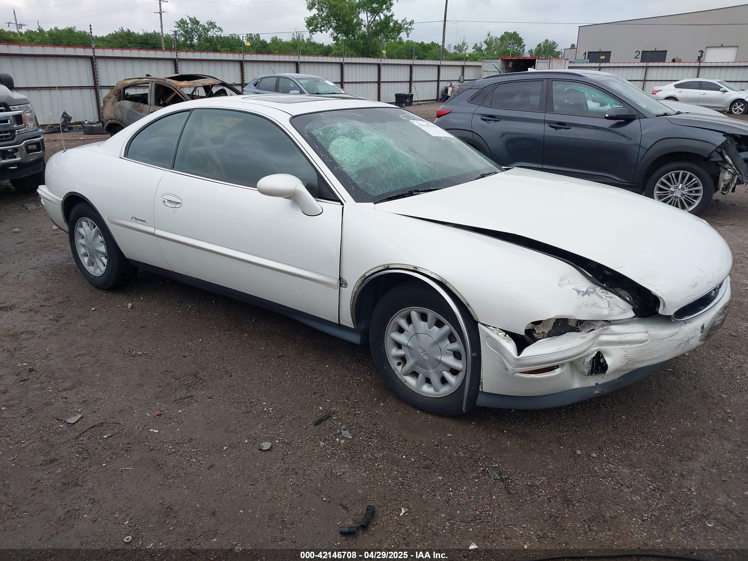 1997 Buick Riviera, VIN 1G4GD2211V4702182 — Front end